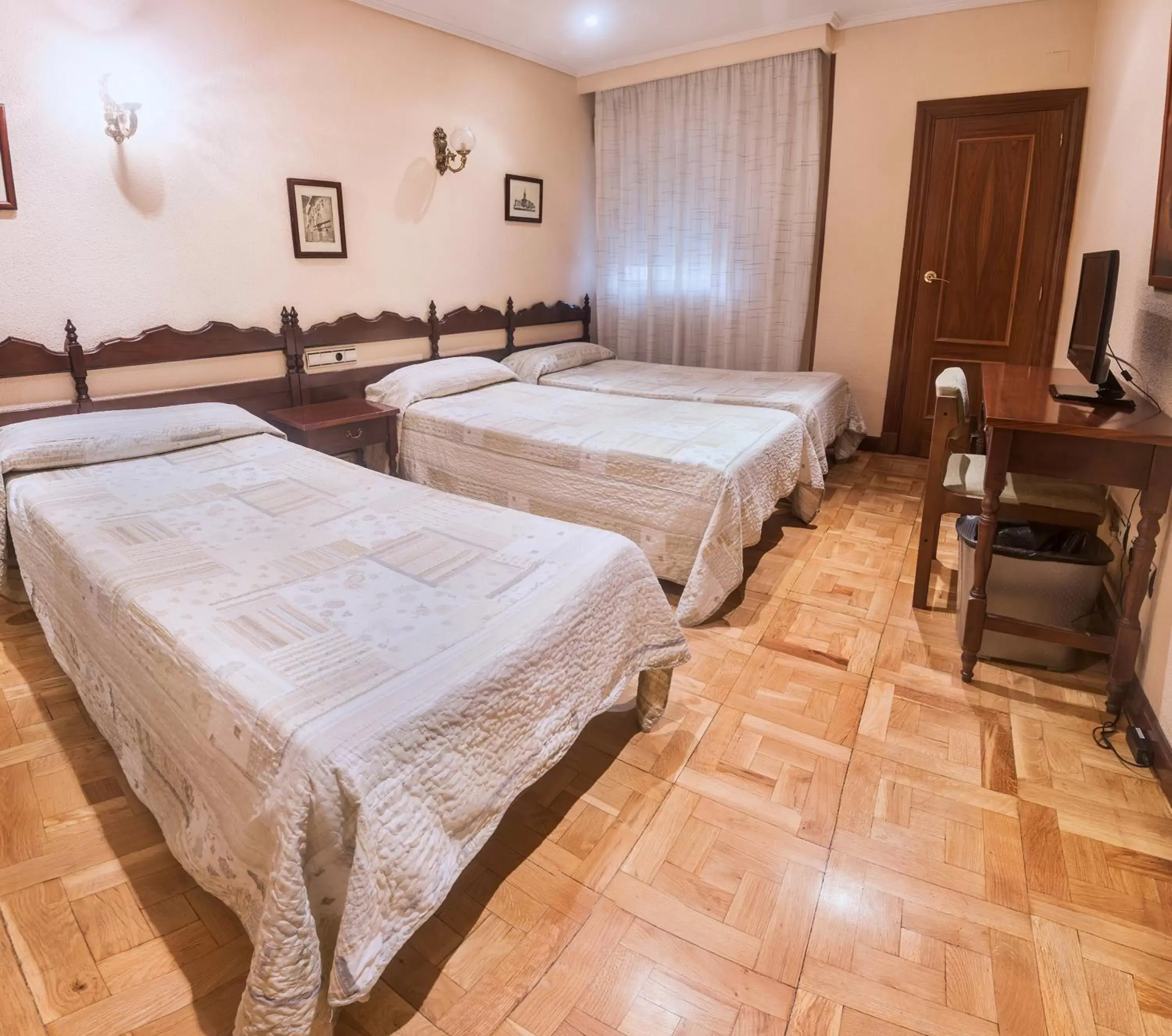 Bed in Hotel Residencia Castellano I