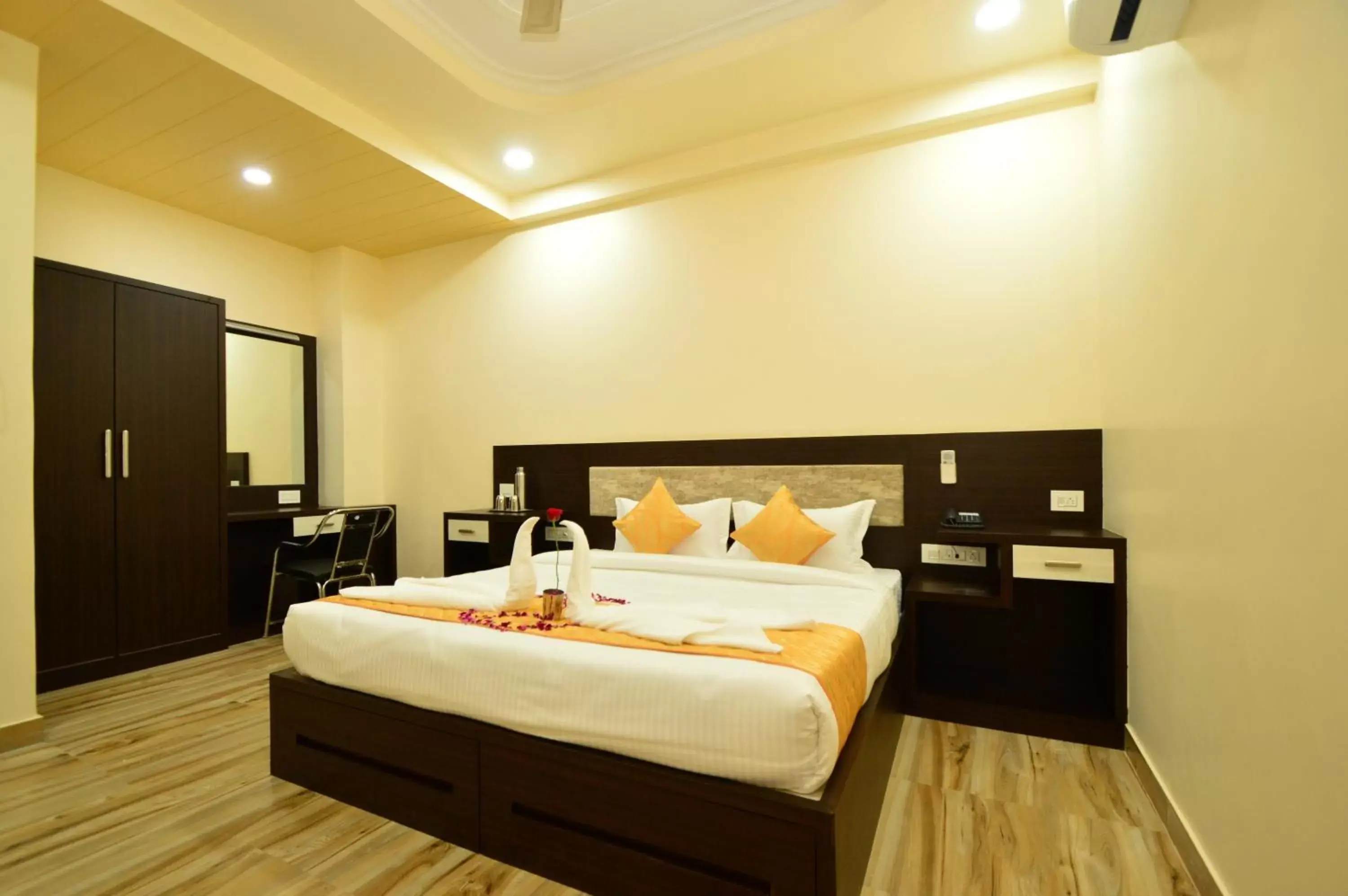 Deluxe Double Room in Kapish Home-All Pure Veg Deluxe Double Room in Kapish Home-All Pure Veg