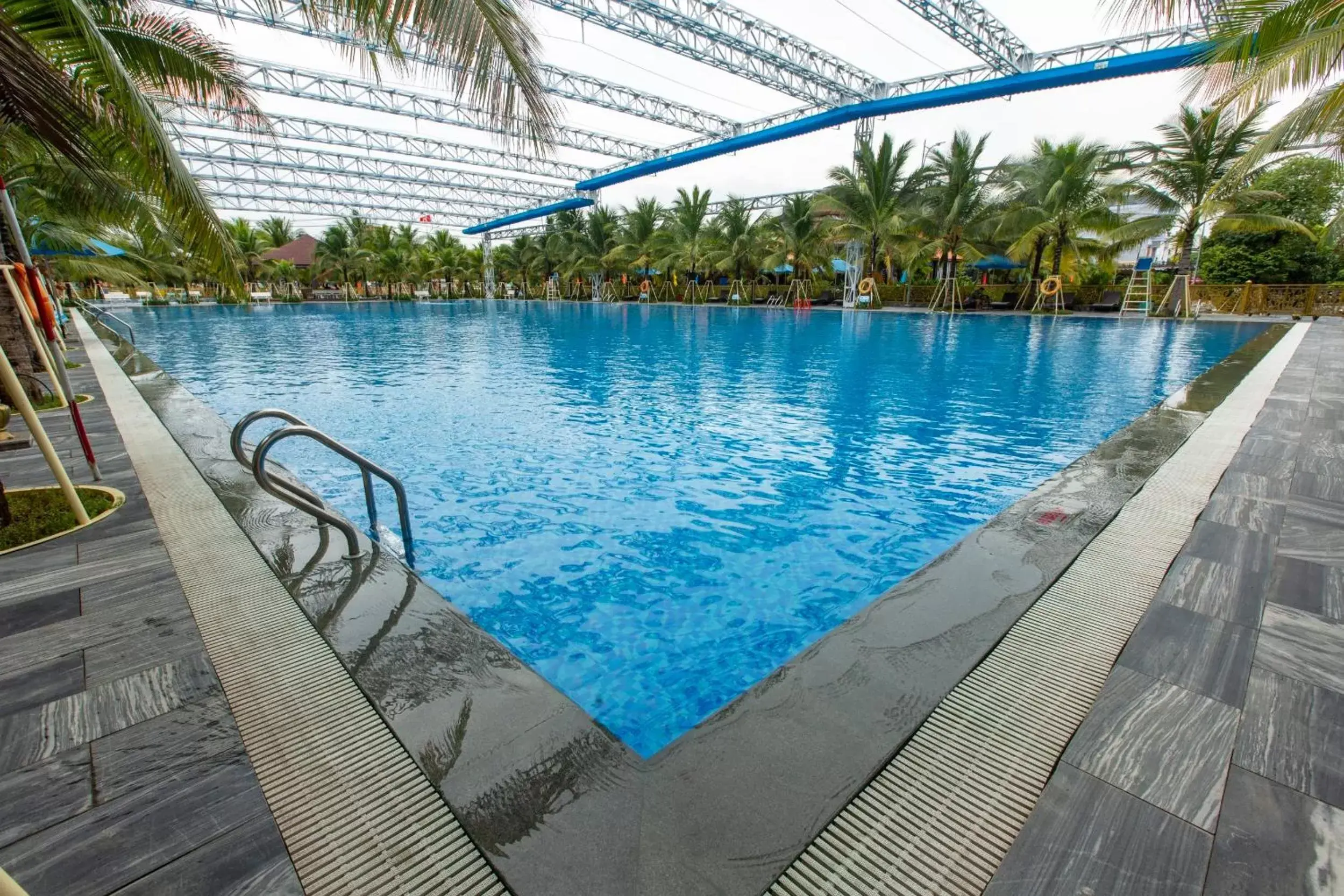 Swimming pool in Hoang Hung Hotel Swimming pool in Hoang Hung Hotel