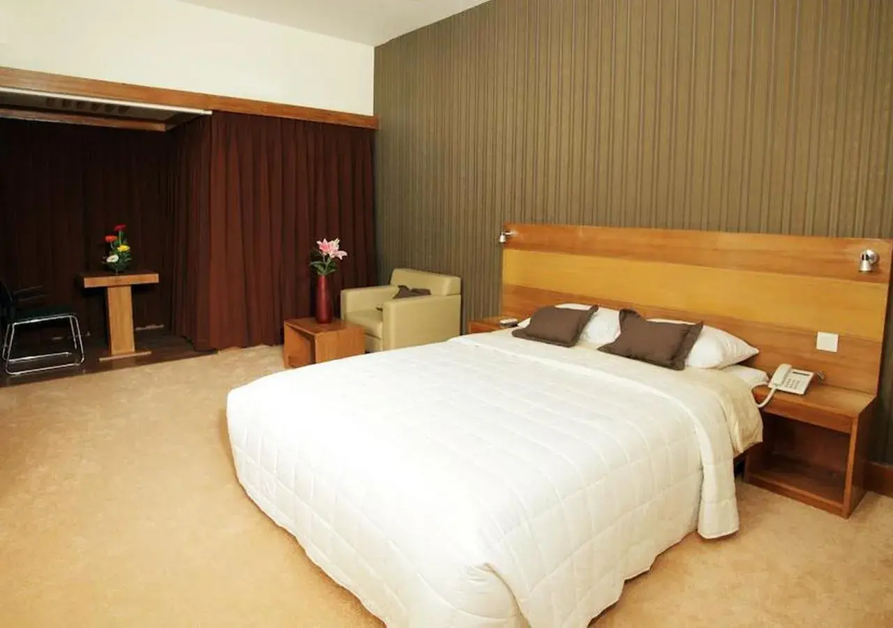 Bed in Richmond Hotel & Suites