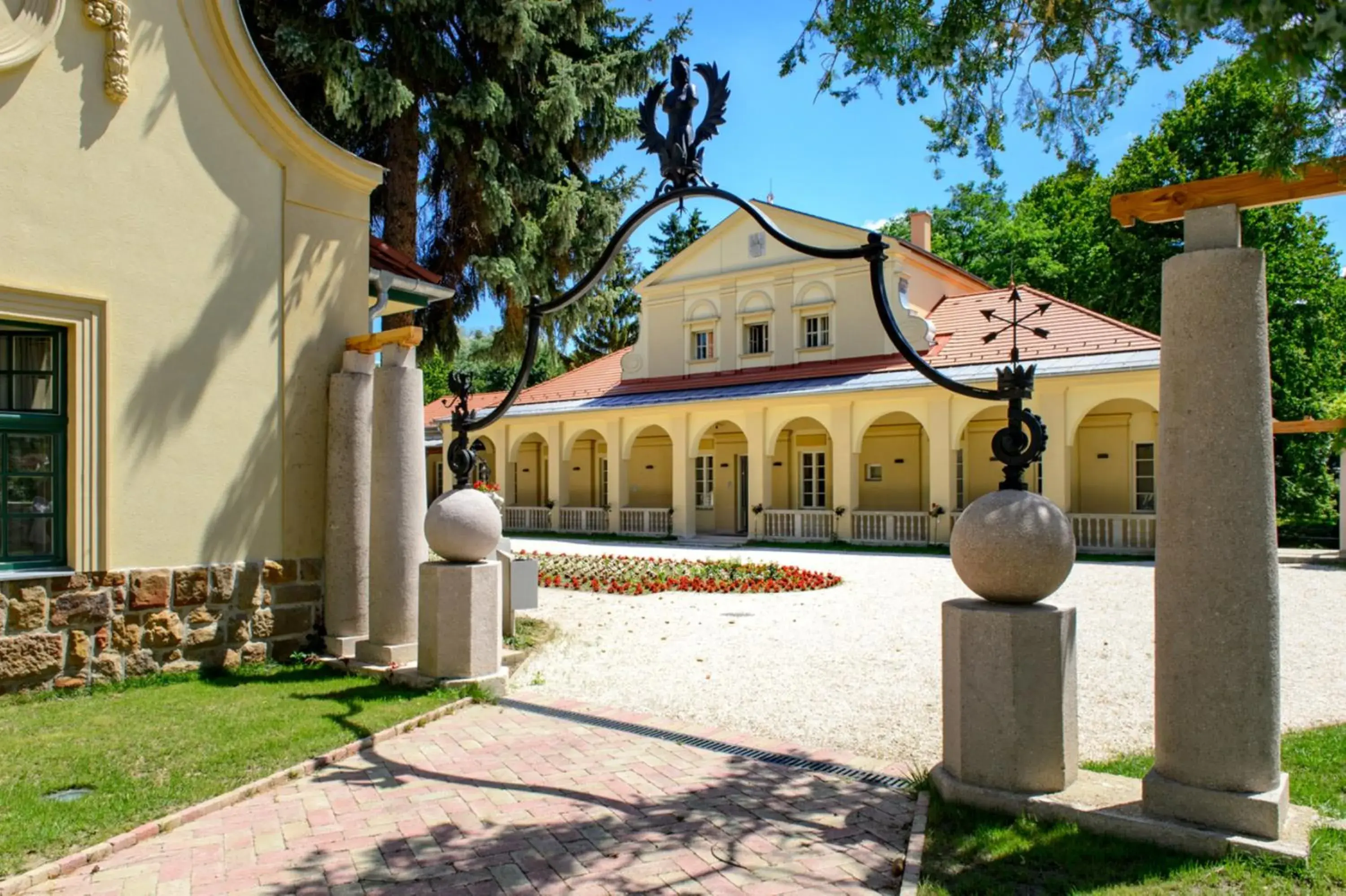 Facade/entrance, Property Building in Klebelsberg Kastely