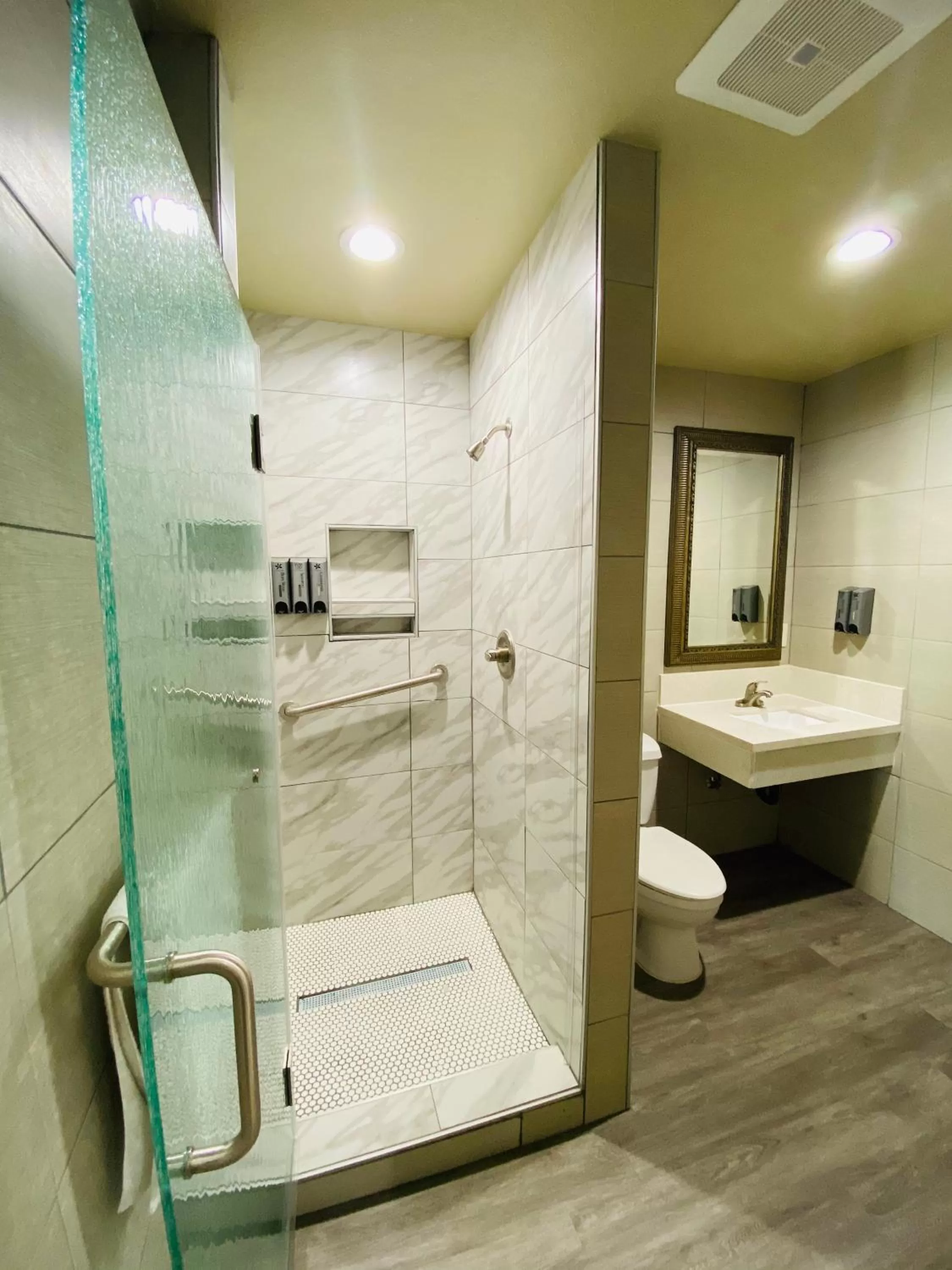 Le Blanc Inn & Suites