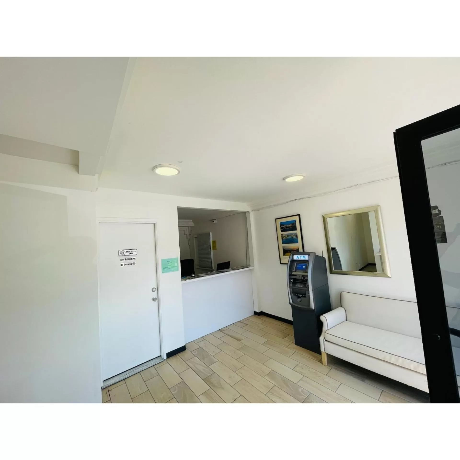 Lobby or reception in Oak Tree Inn