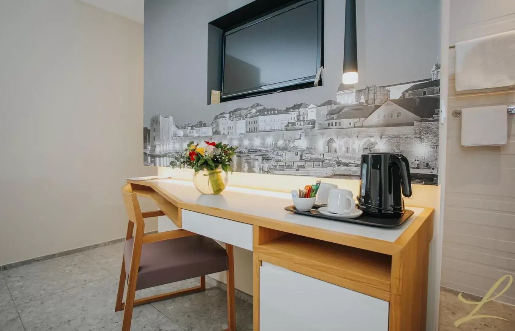 Coffee/tea facilities, Kitchen/Kitchenette in Hotel Lero