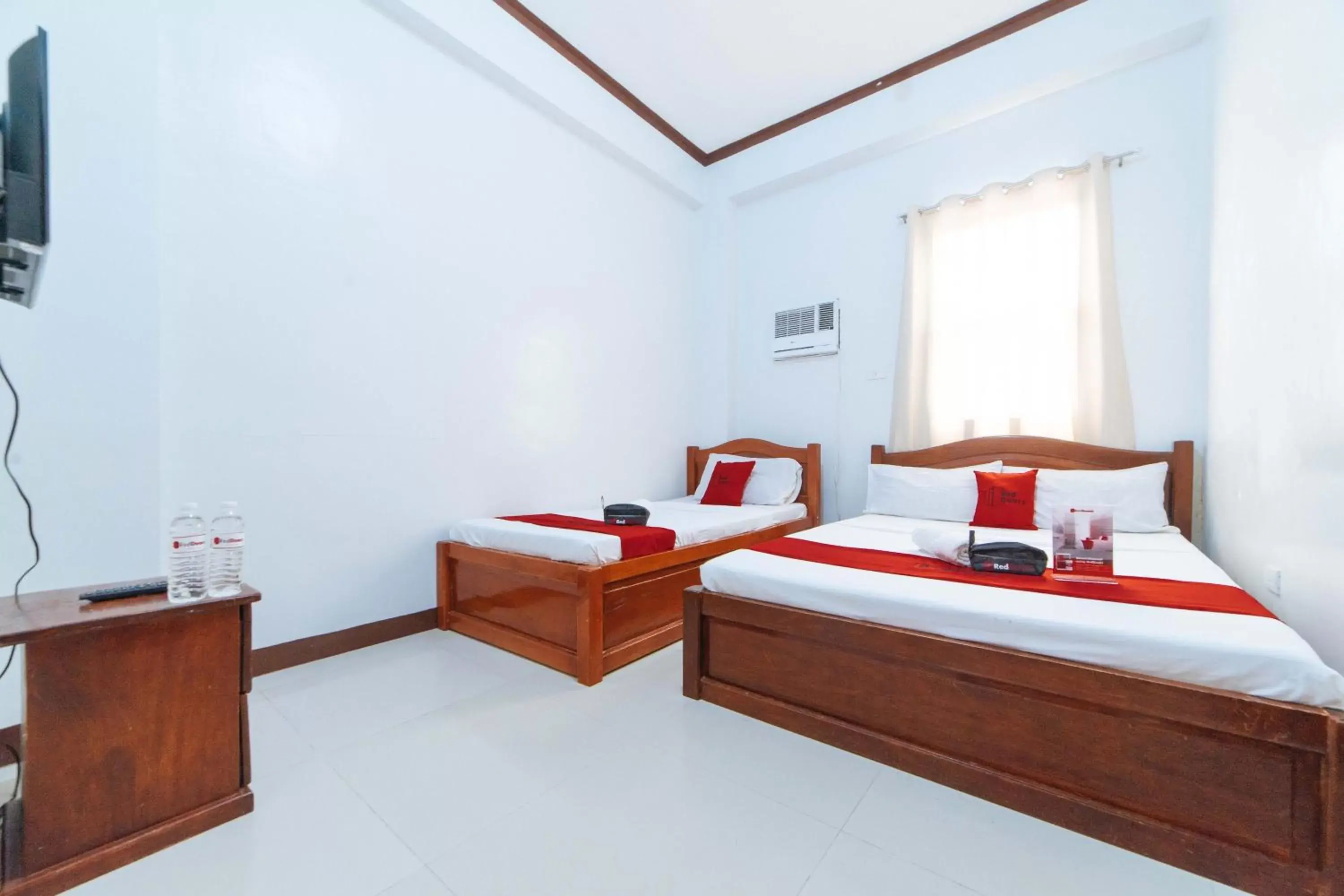 Photo of the whole room, Bed in RedDoorz @ D Maagma Street