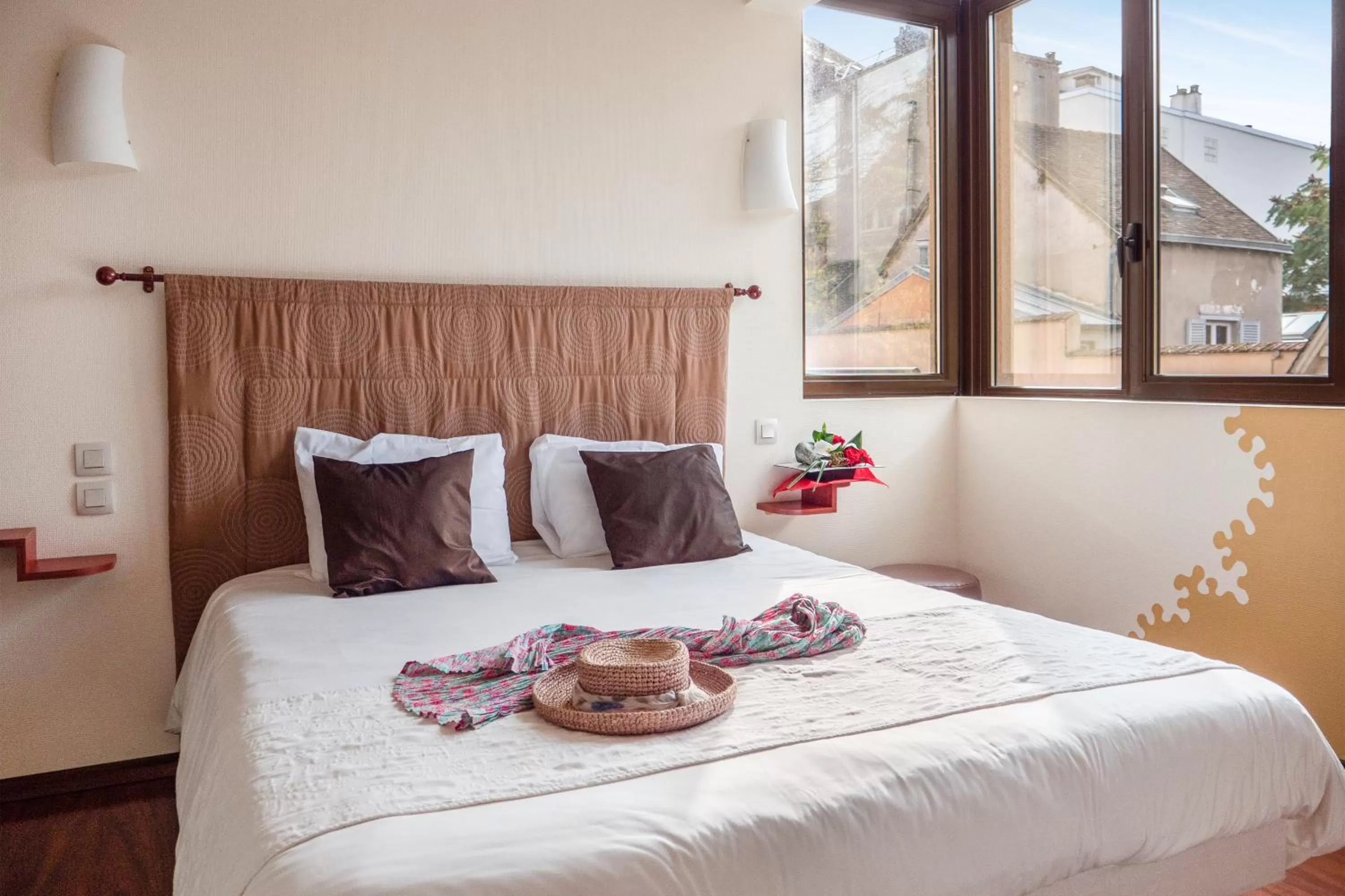 Bed in L'HÔTEL de CHARTRES