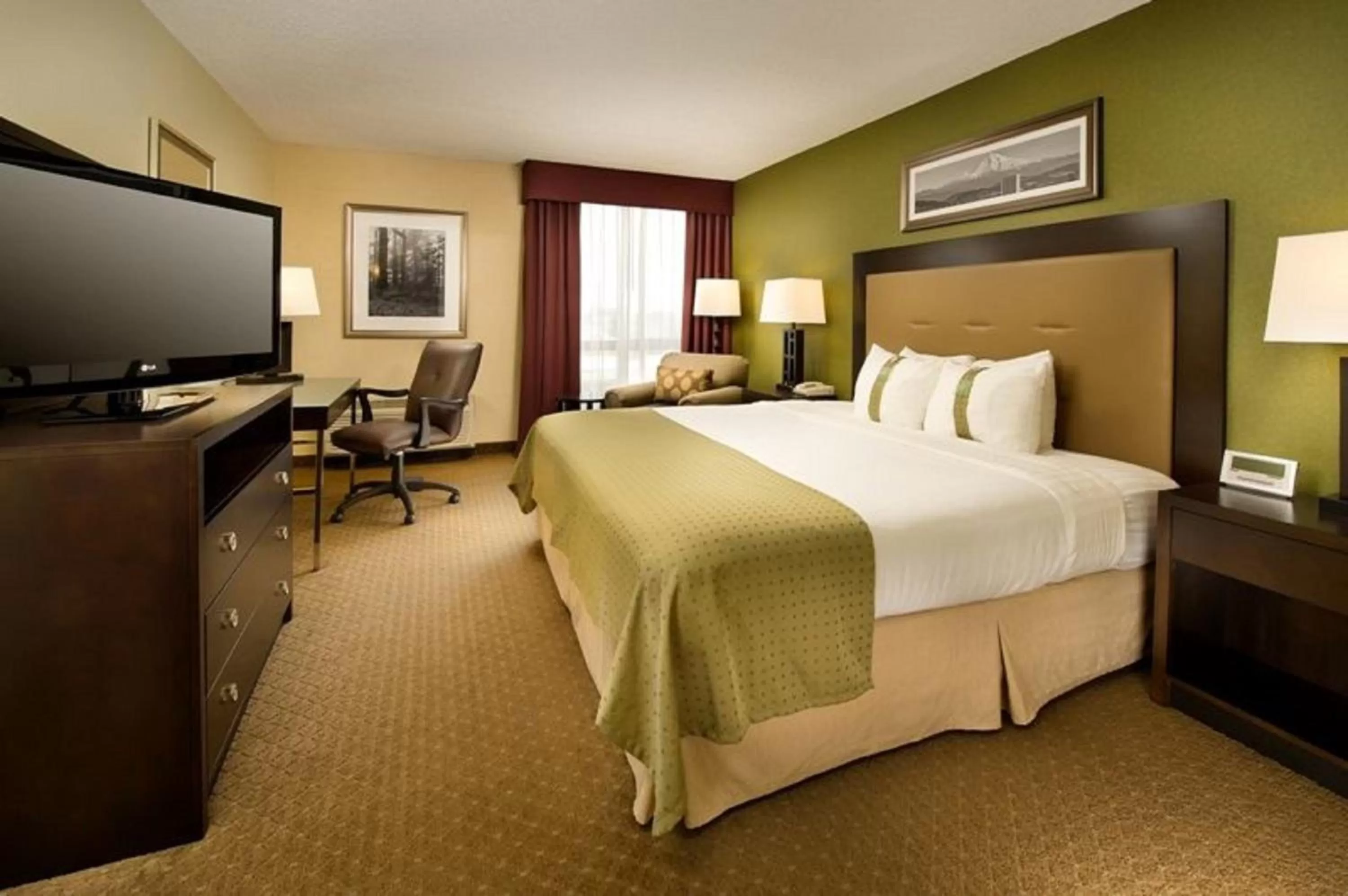 Photo of the whole room, Bed in Holiday Inn Portland-Airport I-205 by IHG