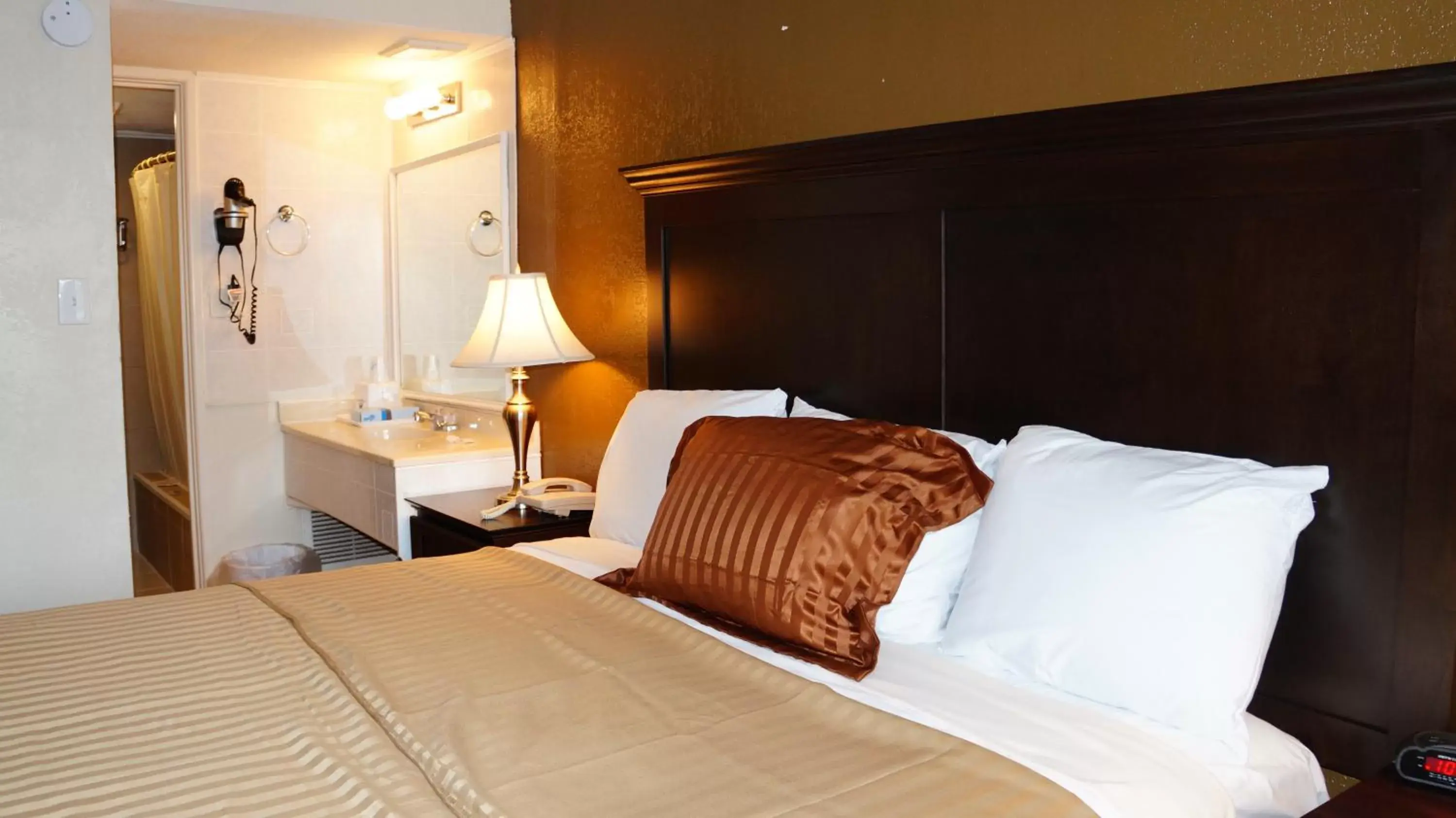 Decorative detail, Bed in Americas Best Value Inn & Suites Kansas City