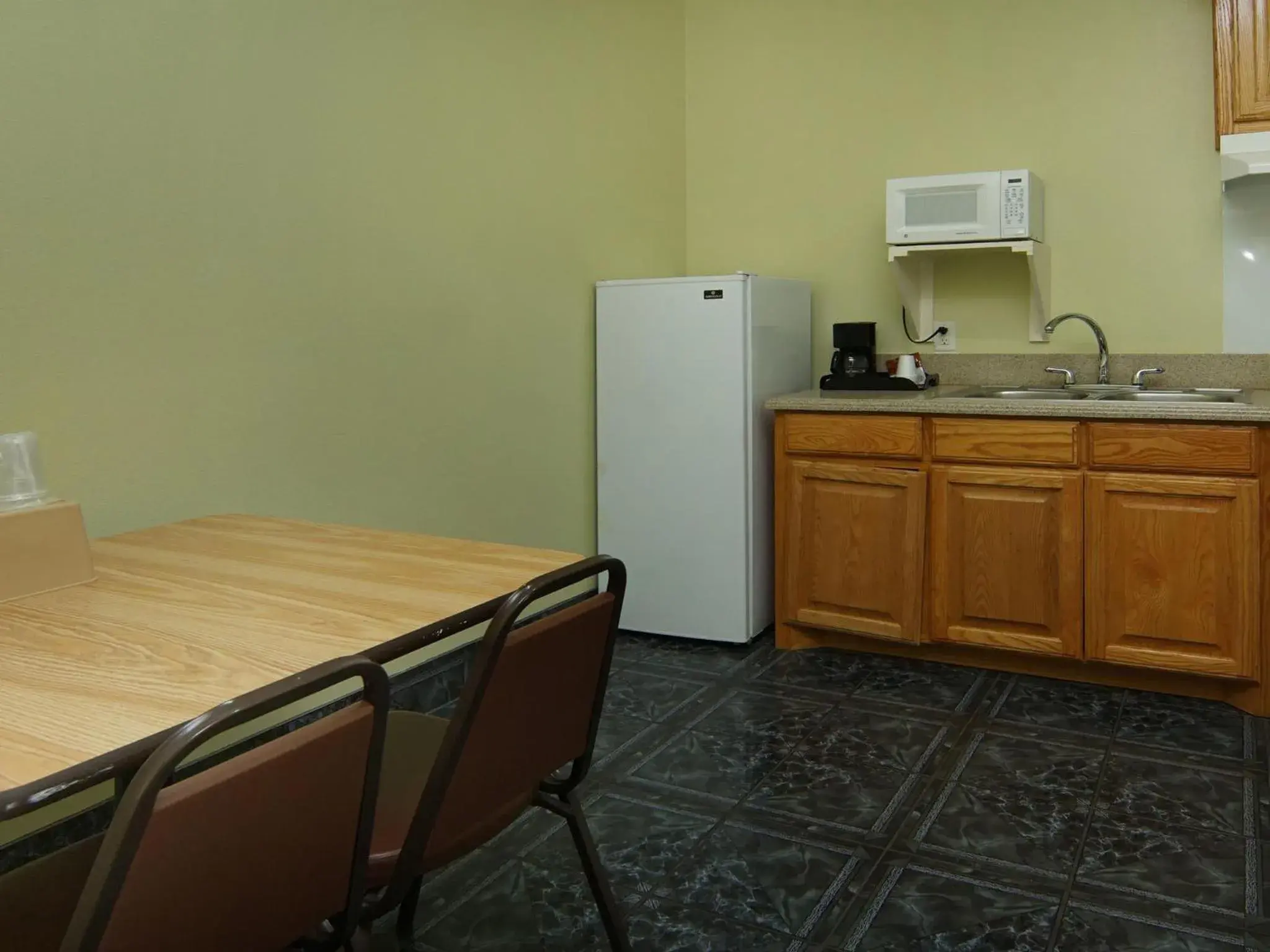Kitchen/Kitchenette in Quality One Motel