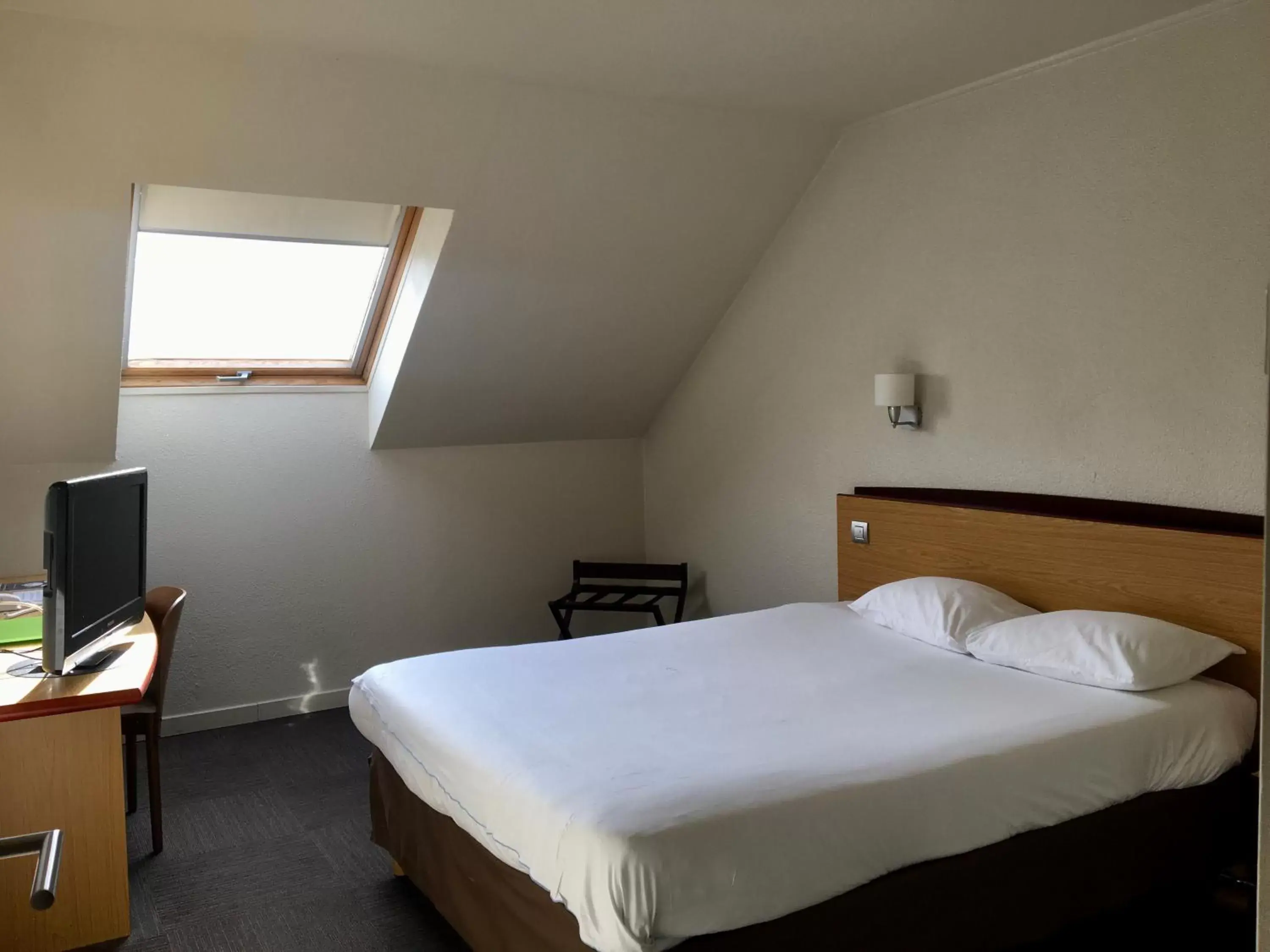 Bedroom, Bed in Campanile Aix-Les-Bains