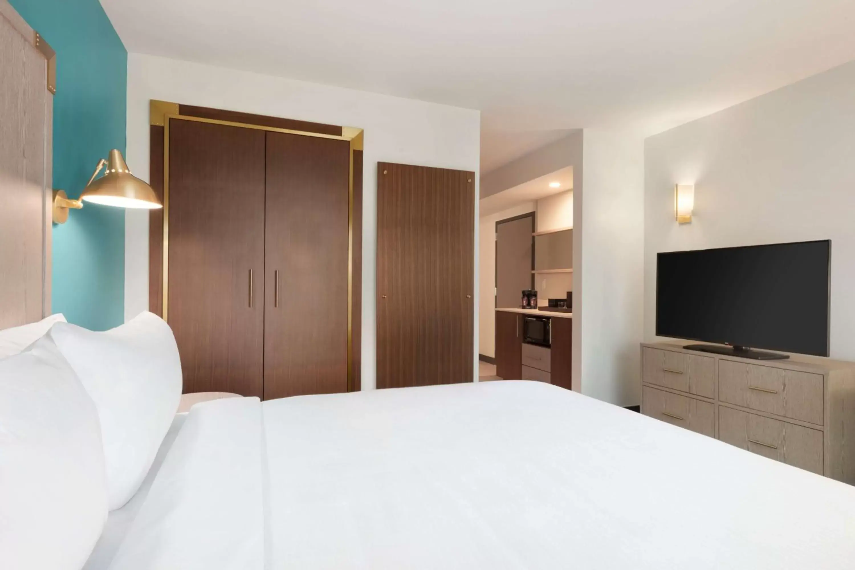 Bedroom, Bed in Embassy Suites By Hilton Boulder