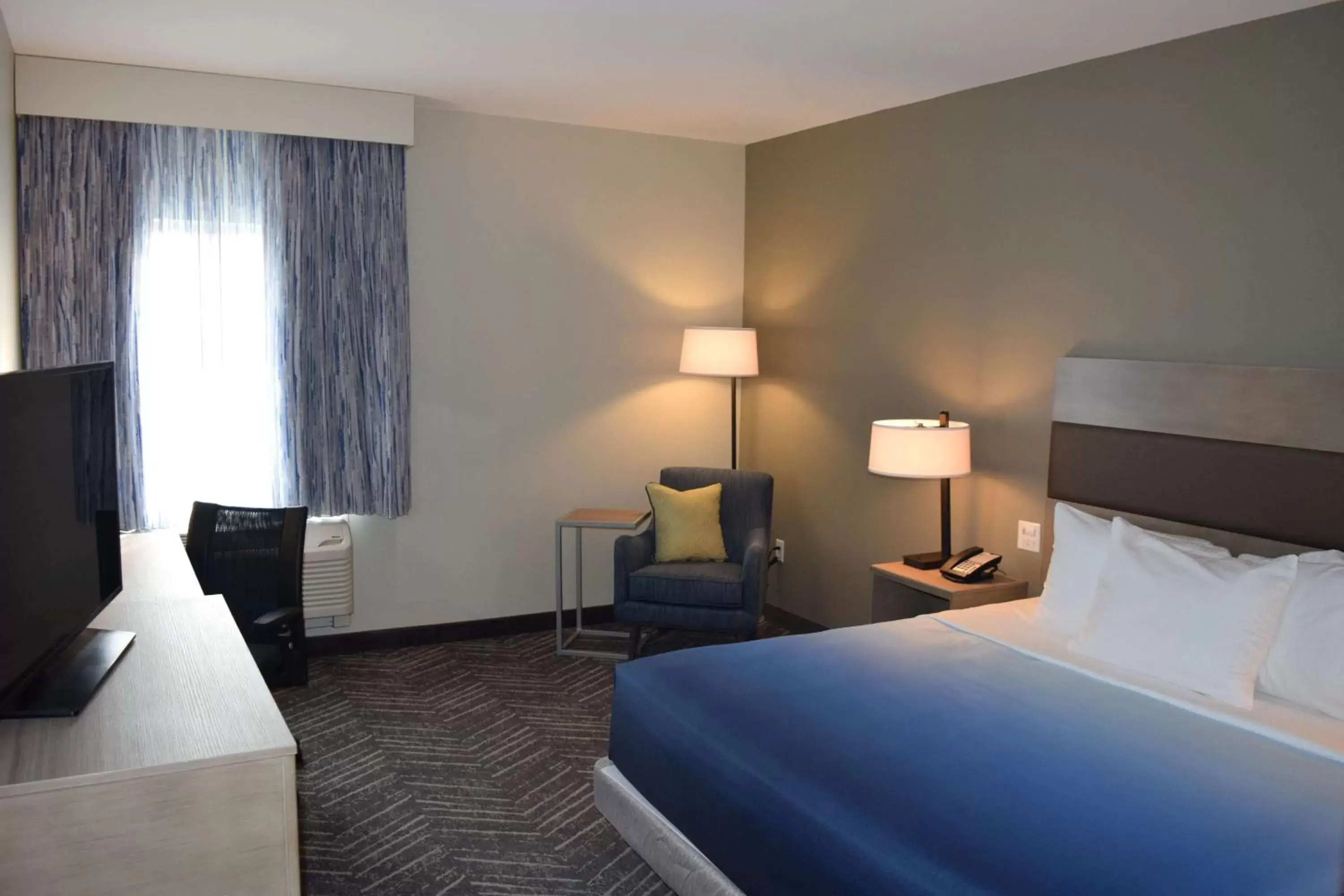Photo of the whole room, Bed in La Quinta Inn & Suites by Wyndham Middletown