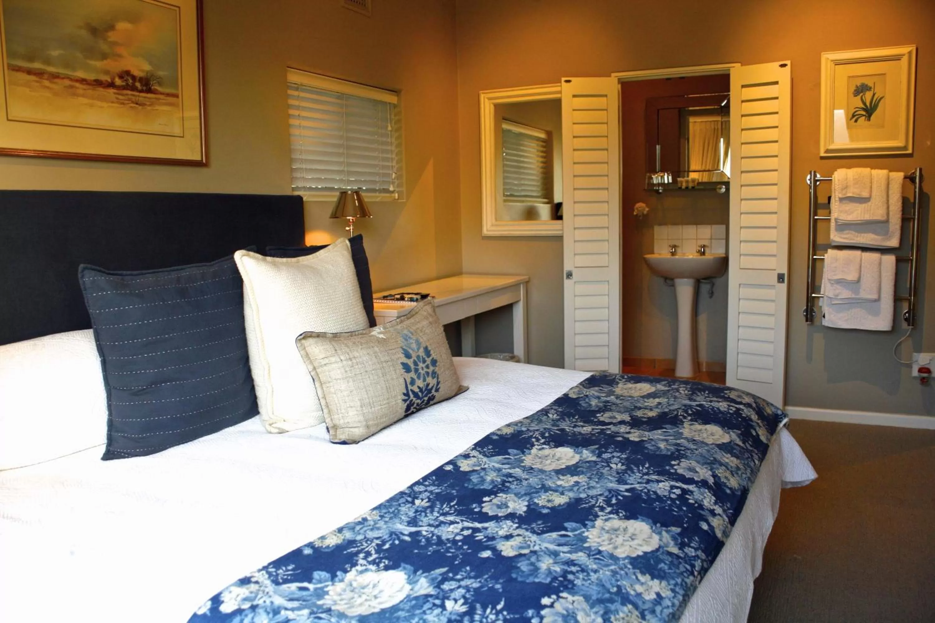 Bed in Sneezewood Farm Bed&Breakfast and Self-Catering Cottage