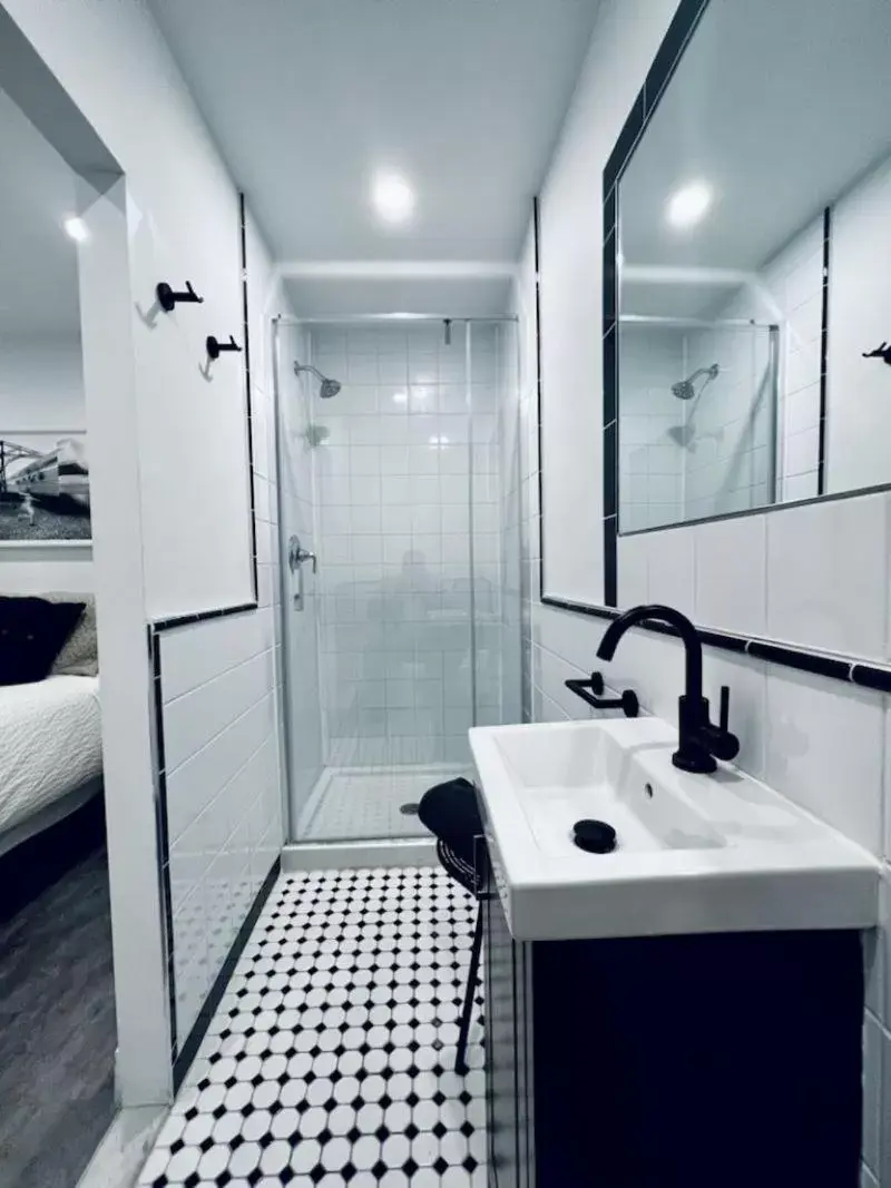 Bed, Bathroom in L'Hotel Particulier Griffintown