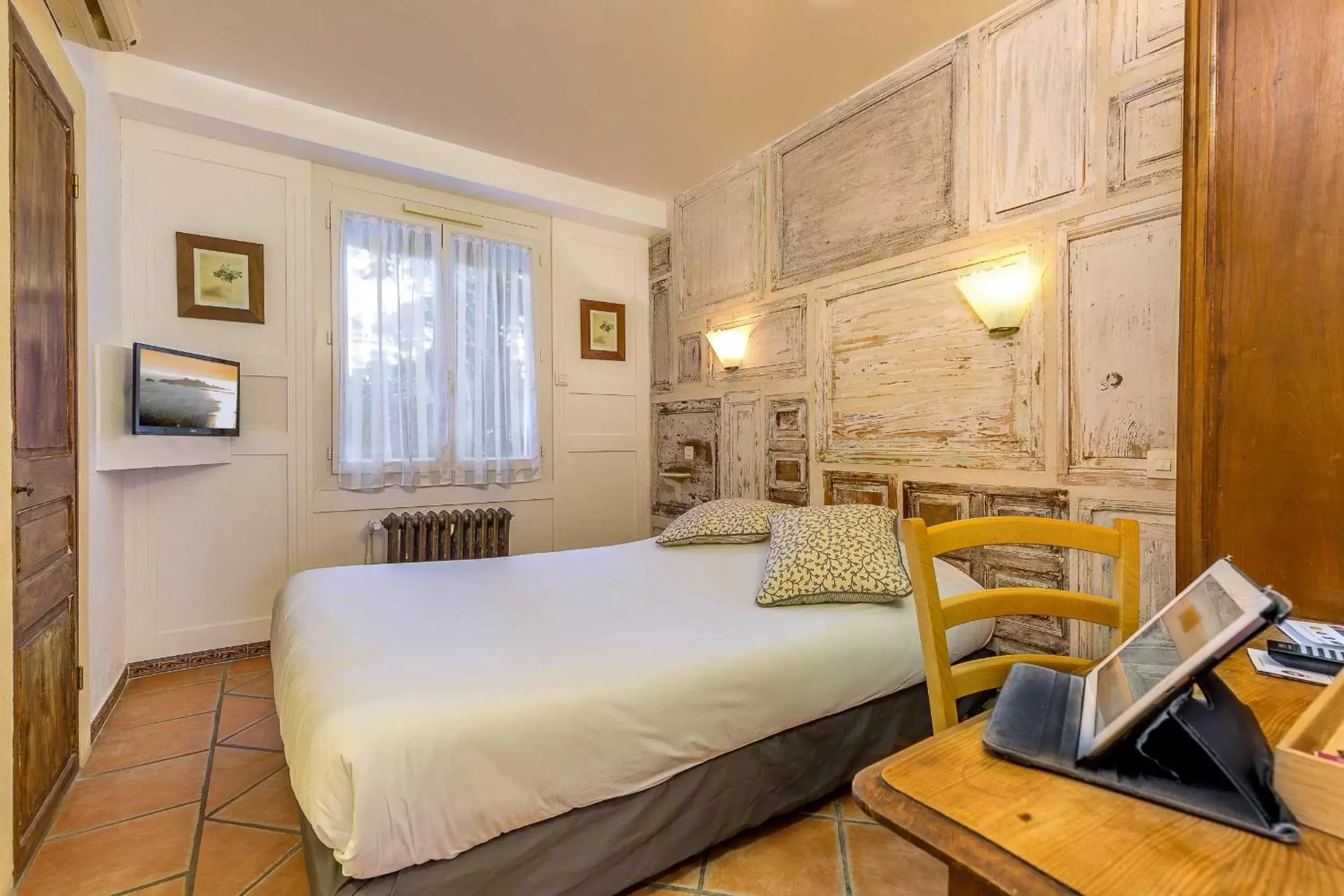 Photo of the whole room in The Originals Boutique, Clair Hôtel, Martigues (Inter-Hotel)