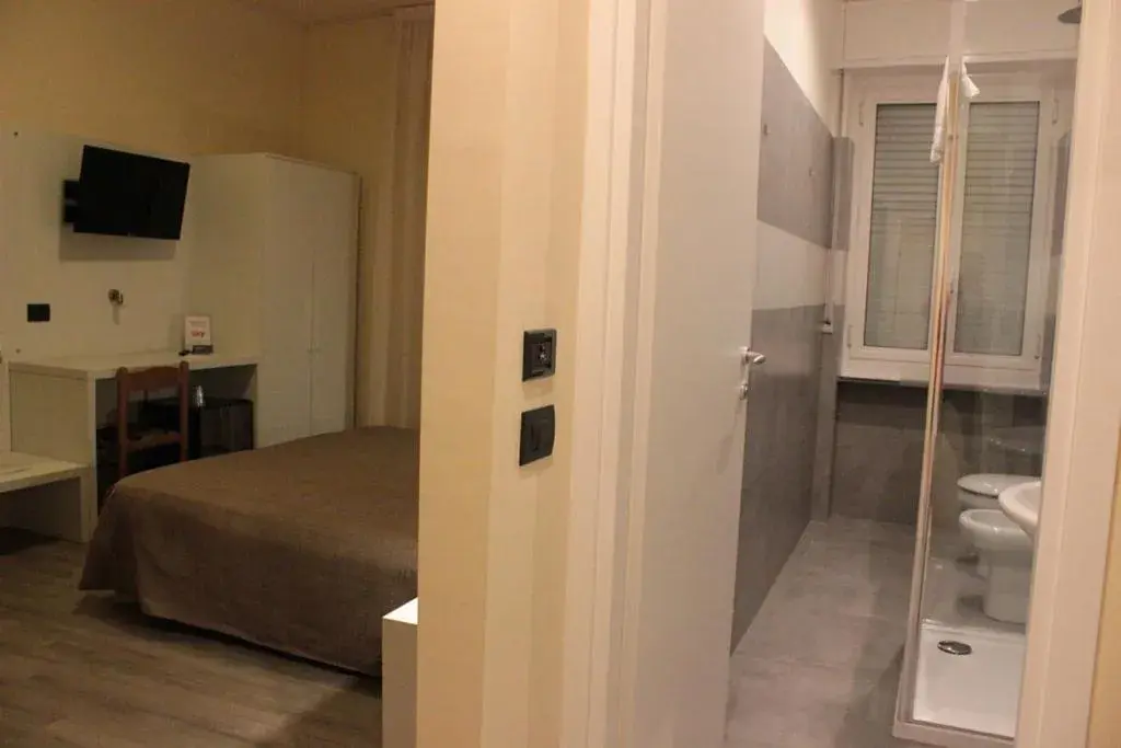 Bedroom, Bathroom in Hotel Rex