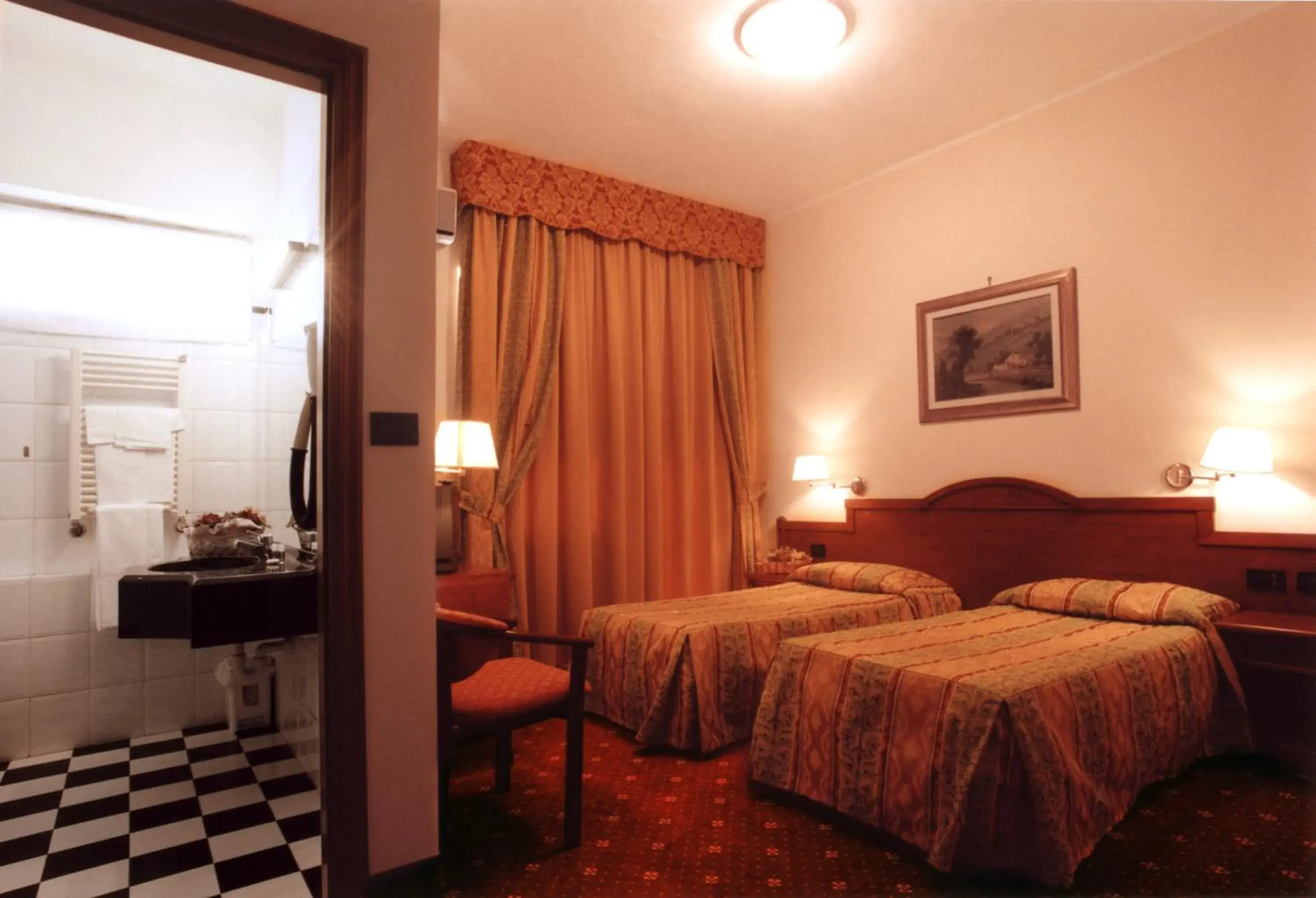 Shower, Bed in Hotel Cinzia Ristorante
