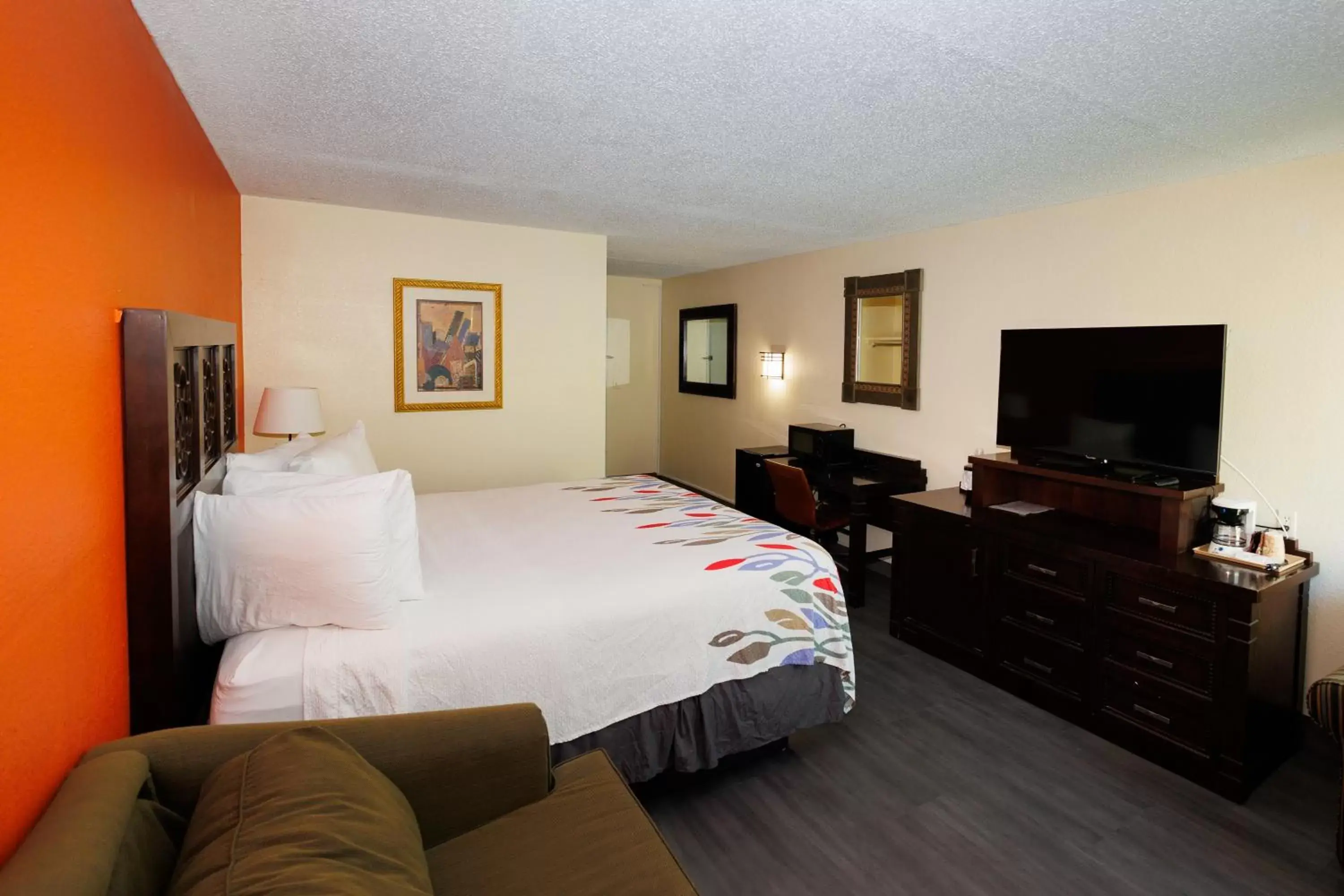 Bedroom in Garnet Inn & Suites, Orlando