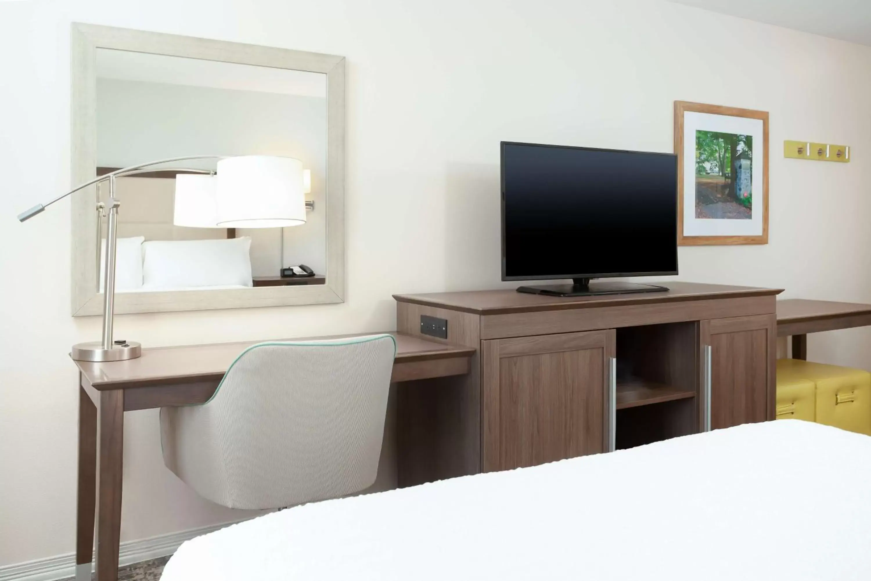 Bedroom, TV/Entertainment Center in Hampton Inn & Suites Niles/Warren, OH