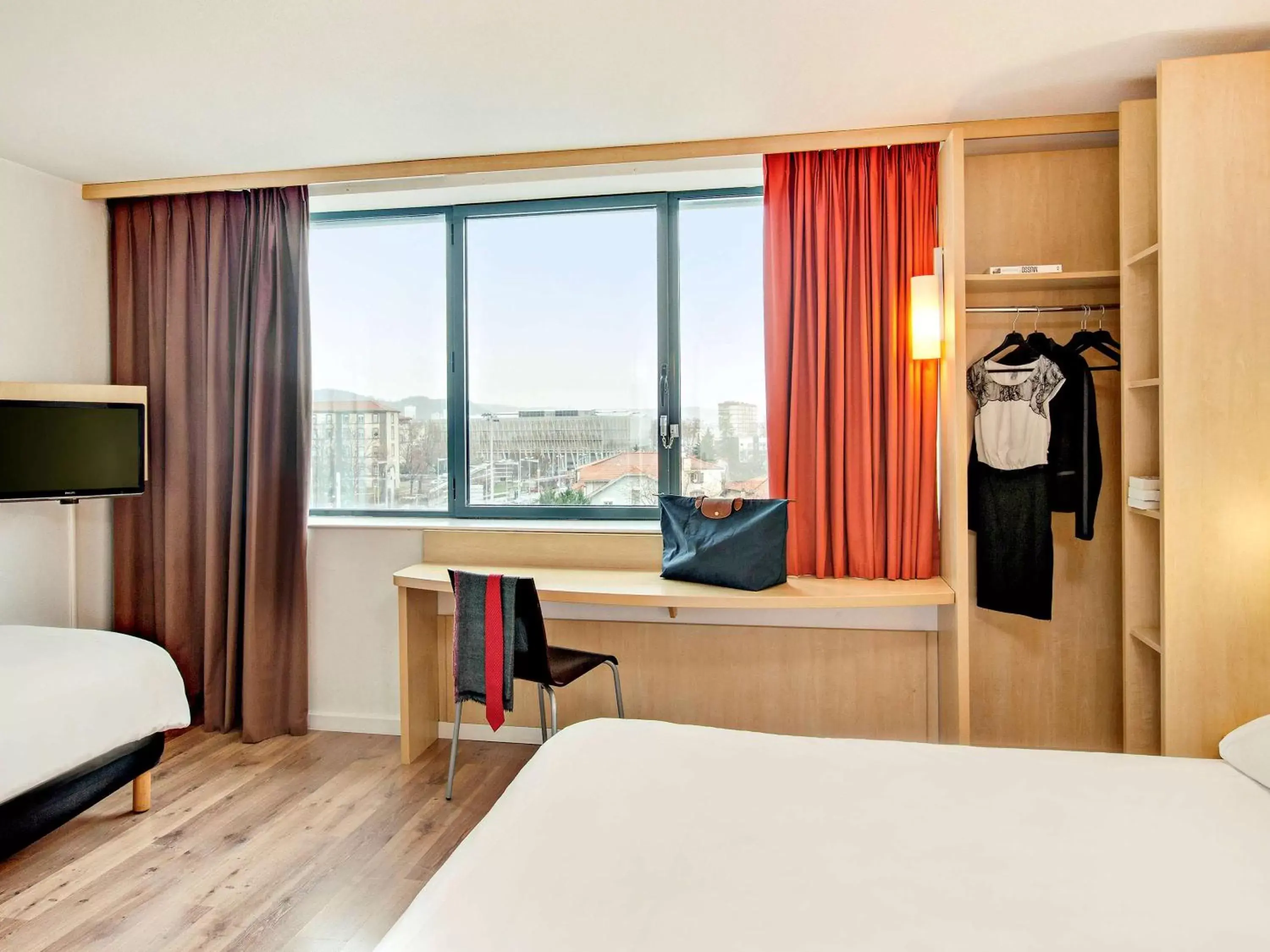 Photo of the whole room in ibis Clermont Ferrand Montferrand