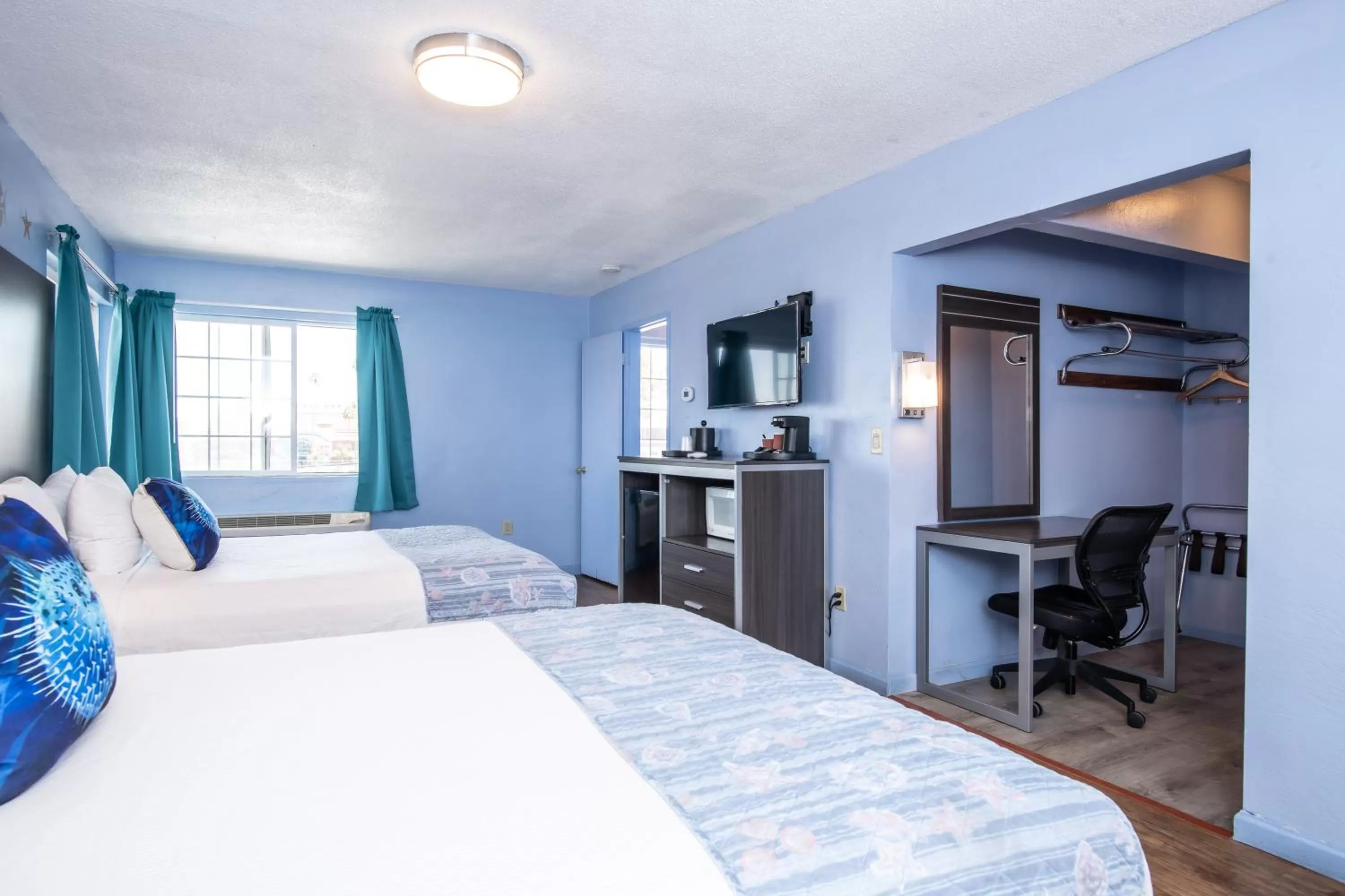 Bed in Aqua Breeze Inn