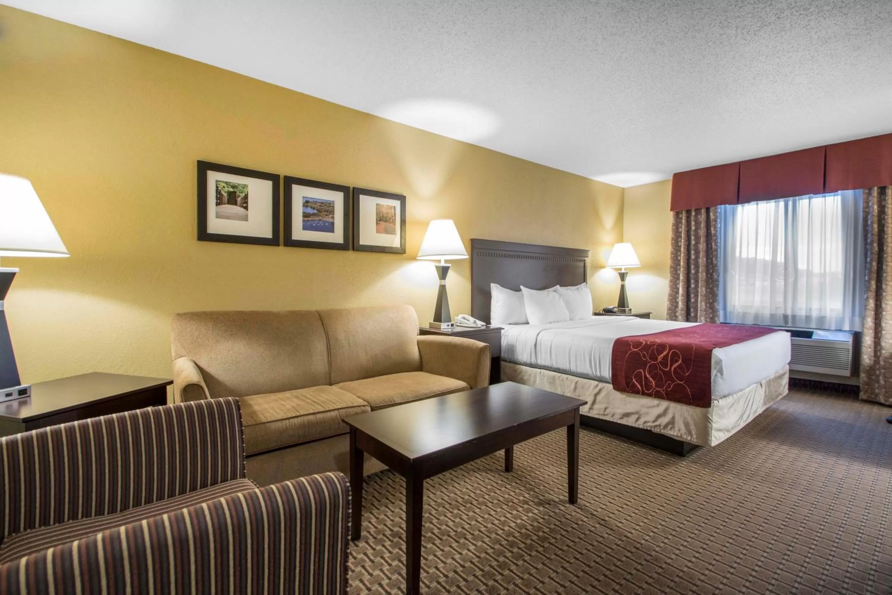 Photo of the whole room, Bed in Comfort Suites Wisconsin Dells Area