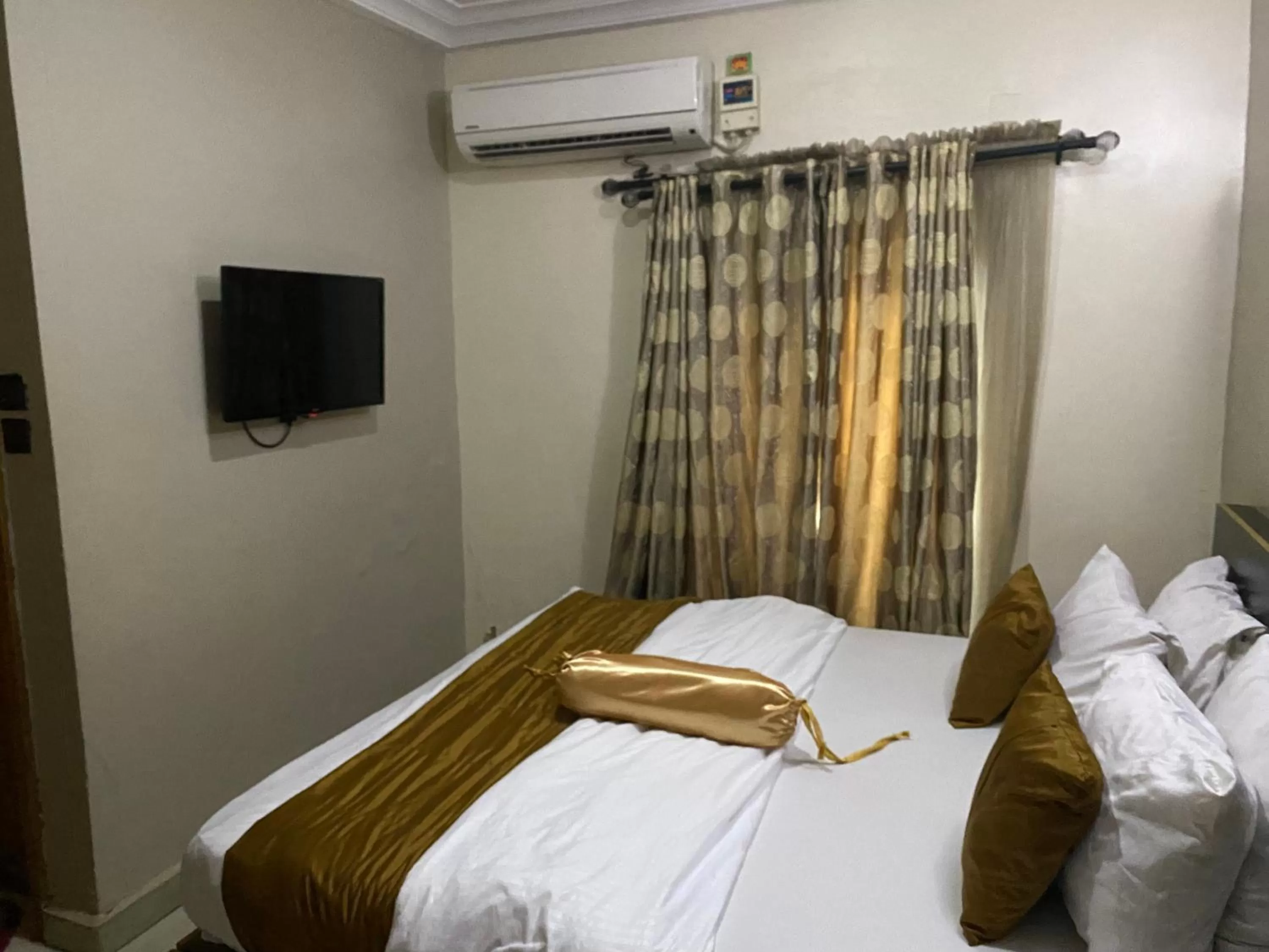 Bed in Nue-Crest Hotels & Suites