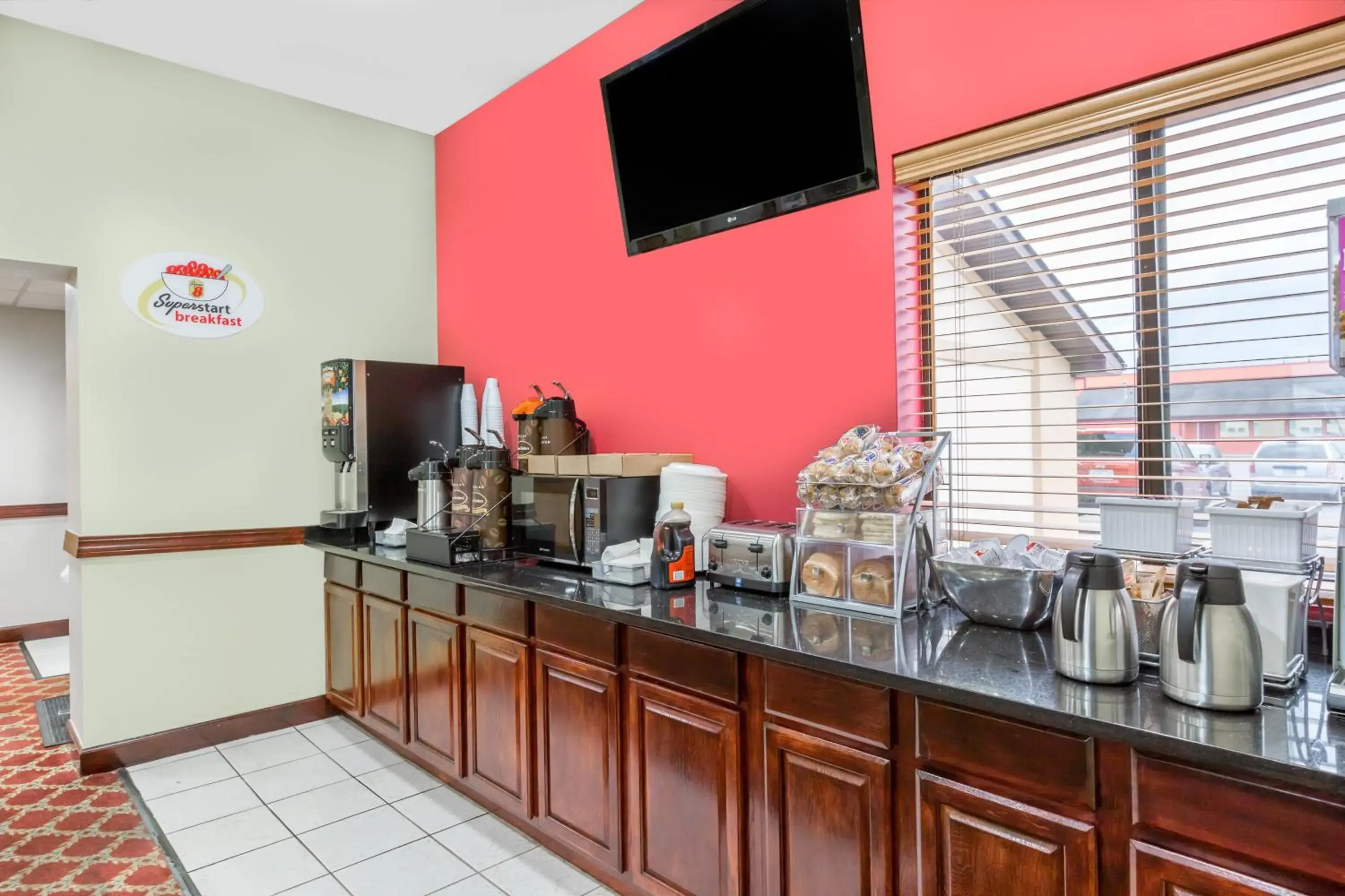 Continental breakfast, TV/Entertainment Center in Super 8 by Wyndham Ames