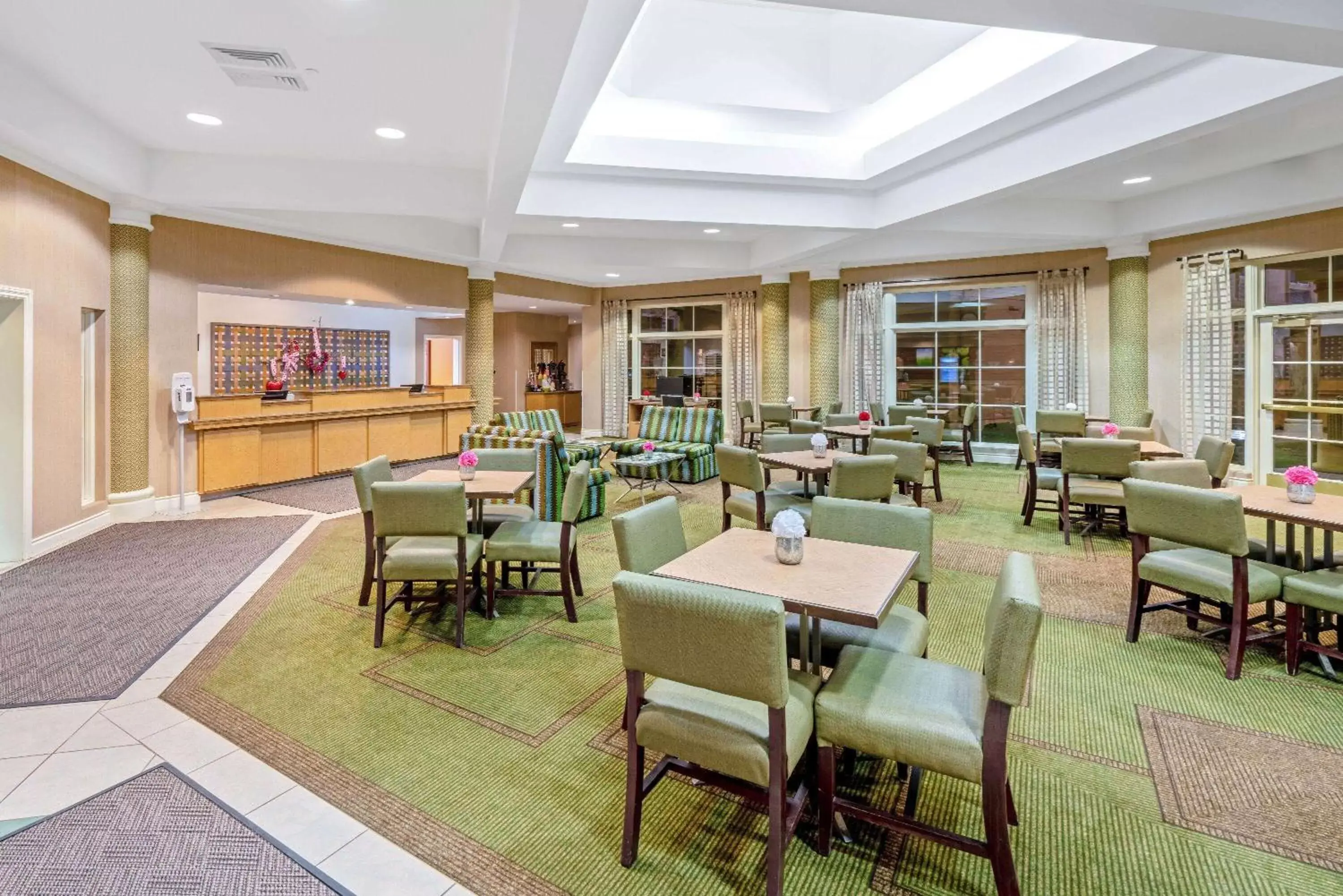 Lobby or reception, Restaurant/Places to Eat in La Quinta by Wyndham Salt Lake City Airport