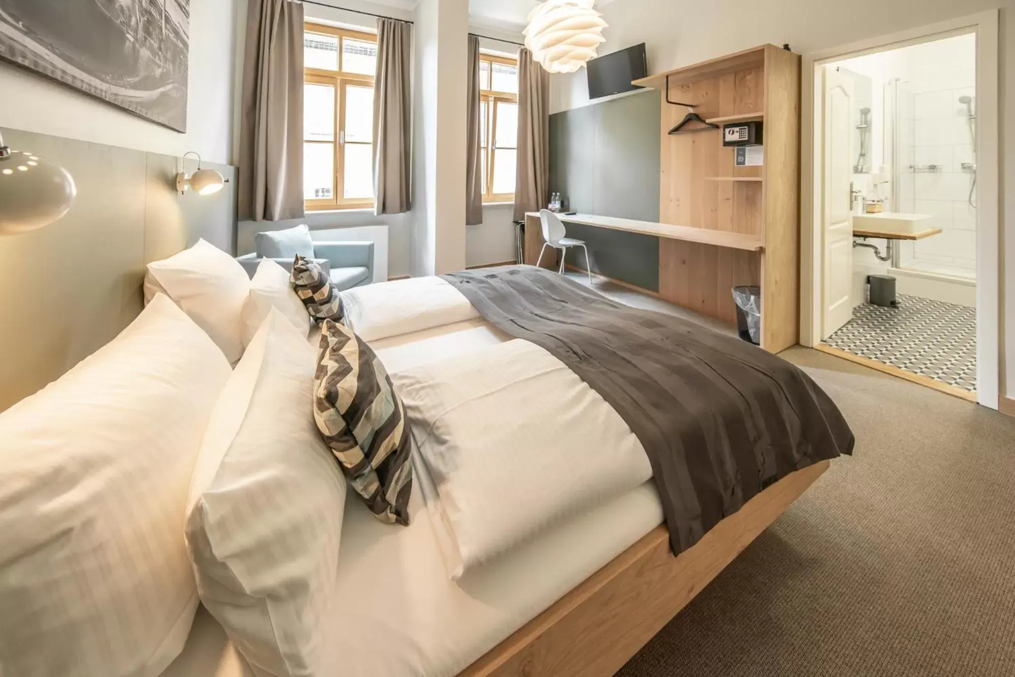 Shower, Bed in Hotel Am Markt