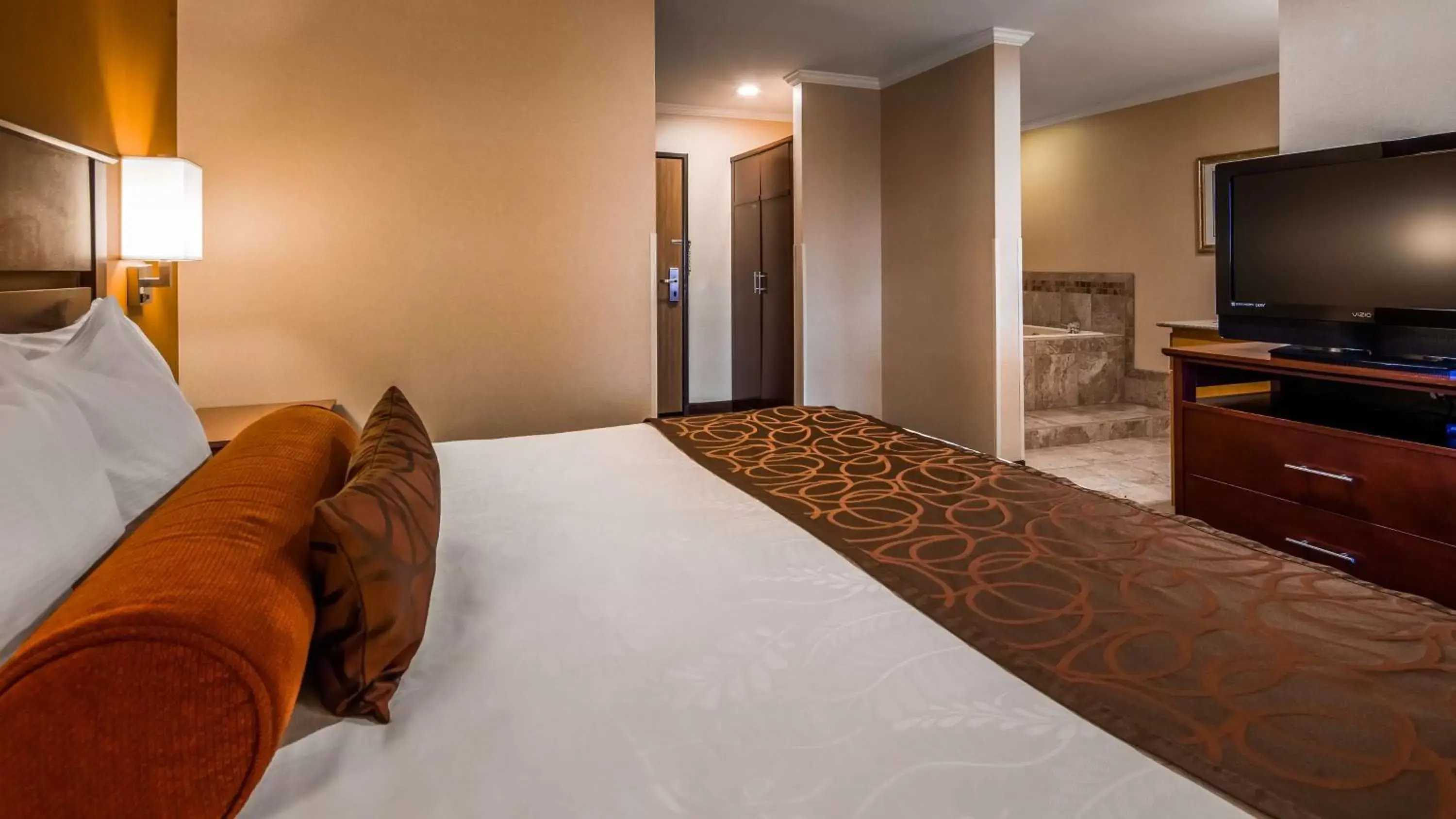 Photo of the whole room, Bed in Best Western Plus Landmark Inn