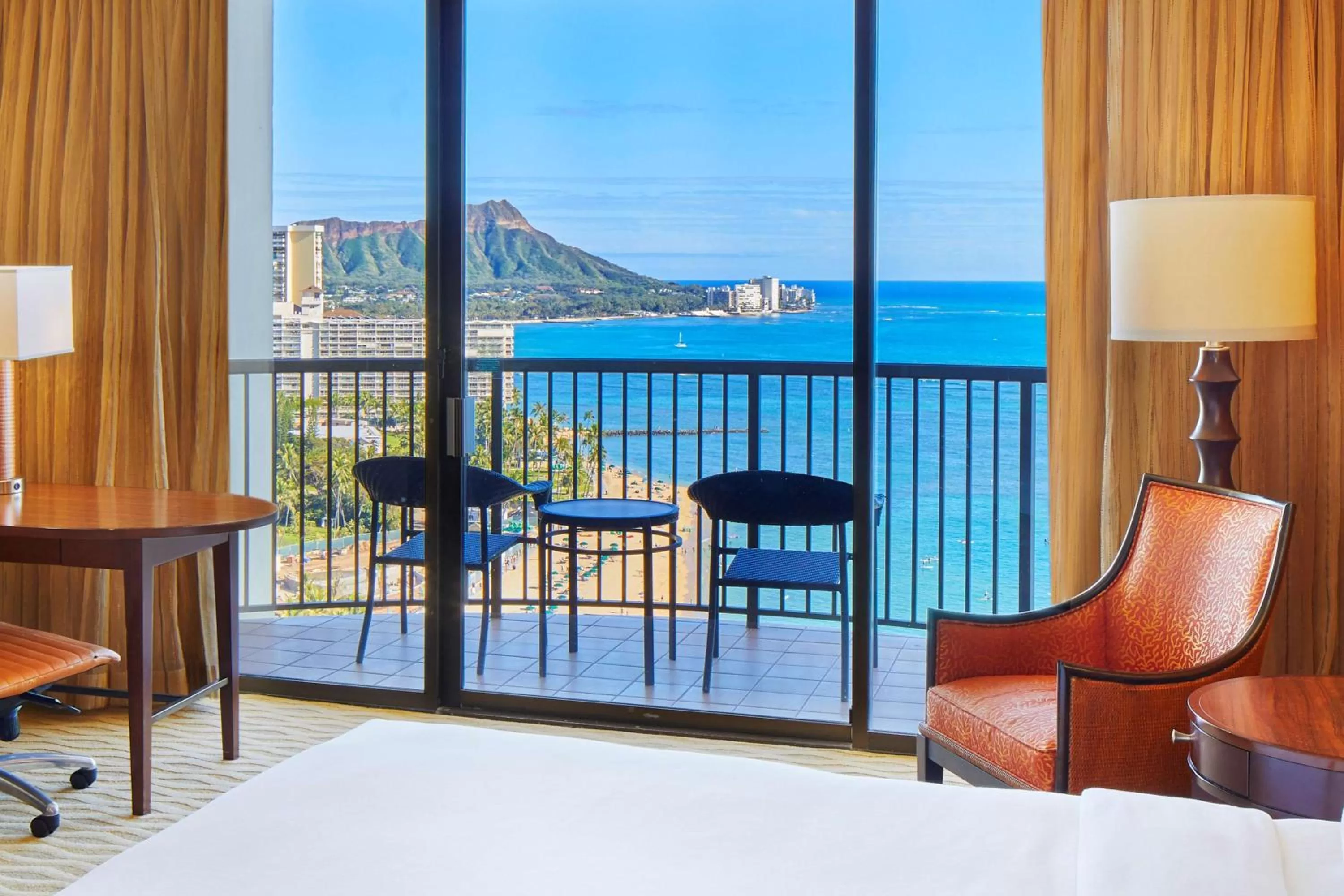 Deluxe Oceanfront King Room in Hilton Hawaiian Village Waikiki Beach Resort