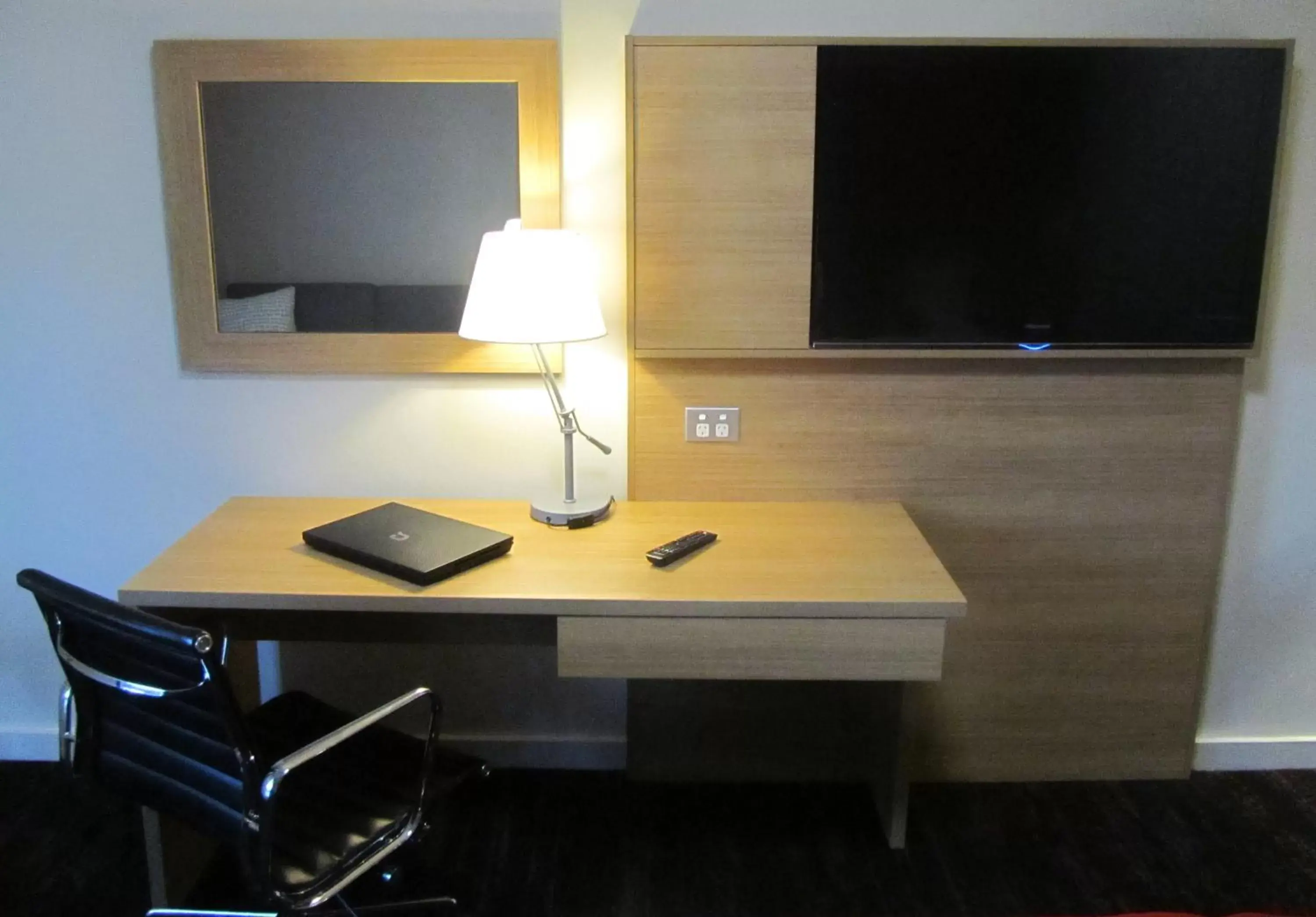 Seating area, TV/Entertainment Center in Quality Hotel Parklake Shepparton