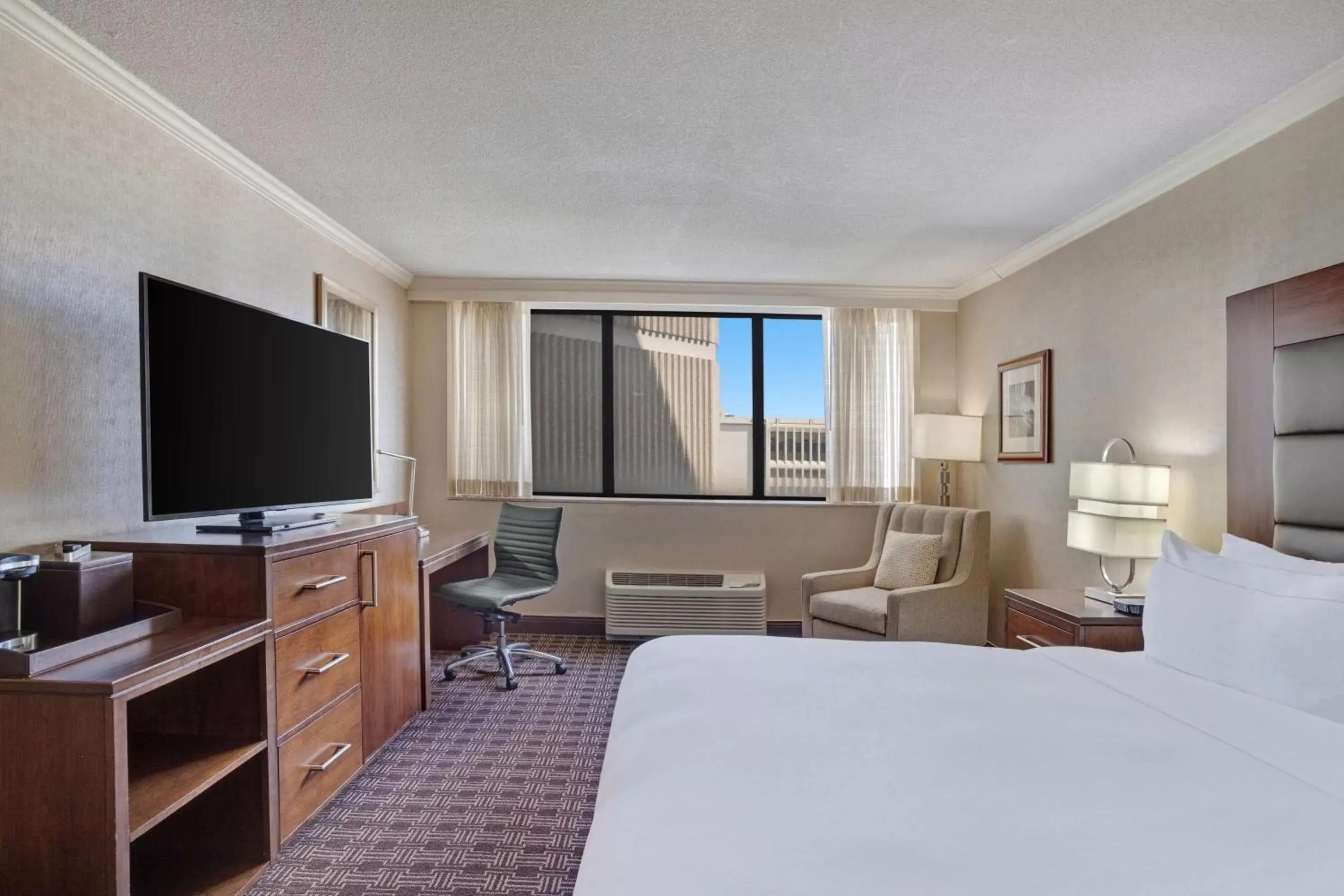 Bed, TV/Entertainment Center in Hilton Arlington National Landing