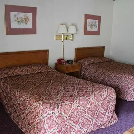 Photo of the whole room, Bed in Hometown Inn Staunton