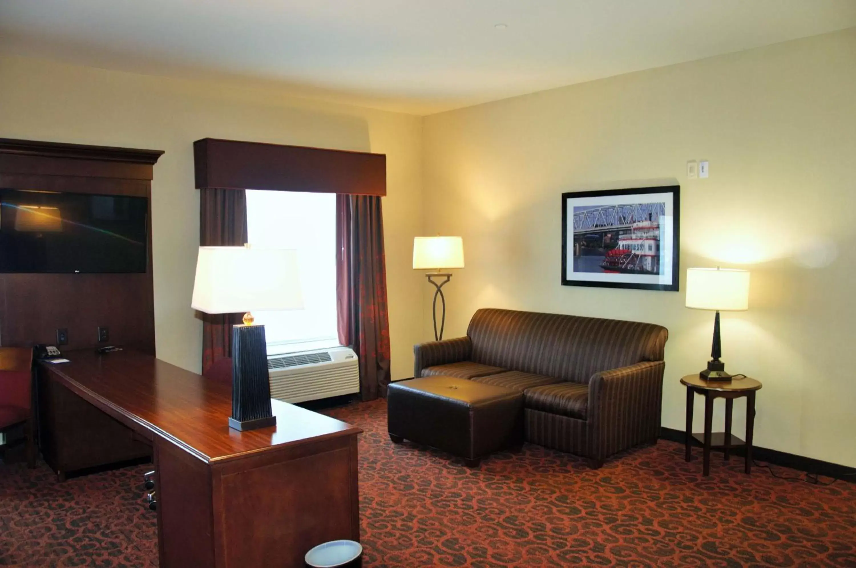 Bedroom, Seating Area in Hampton Inn & Suites Cincinnati / Uptown - University Area