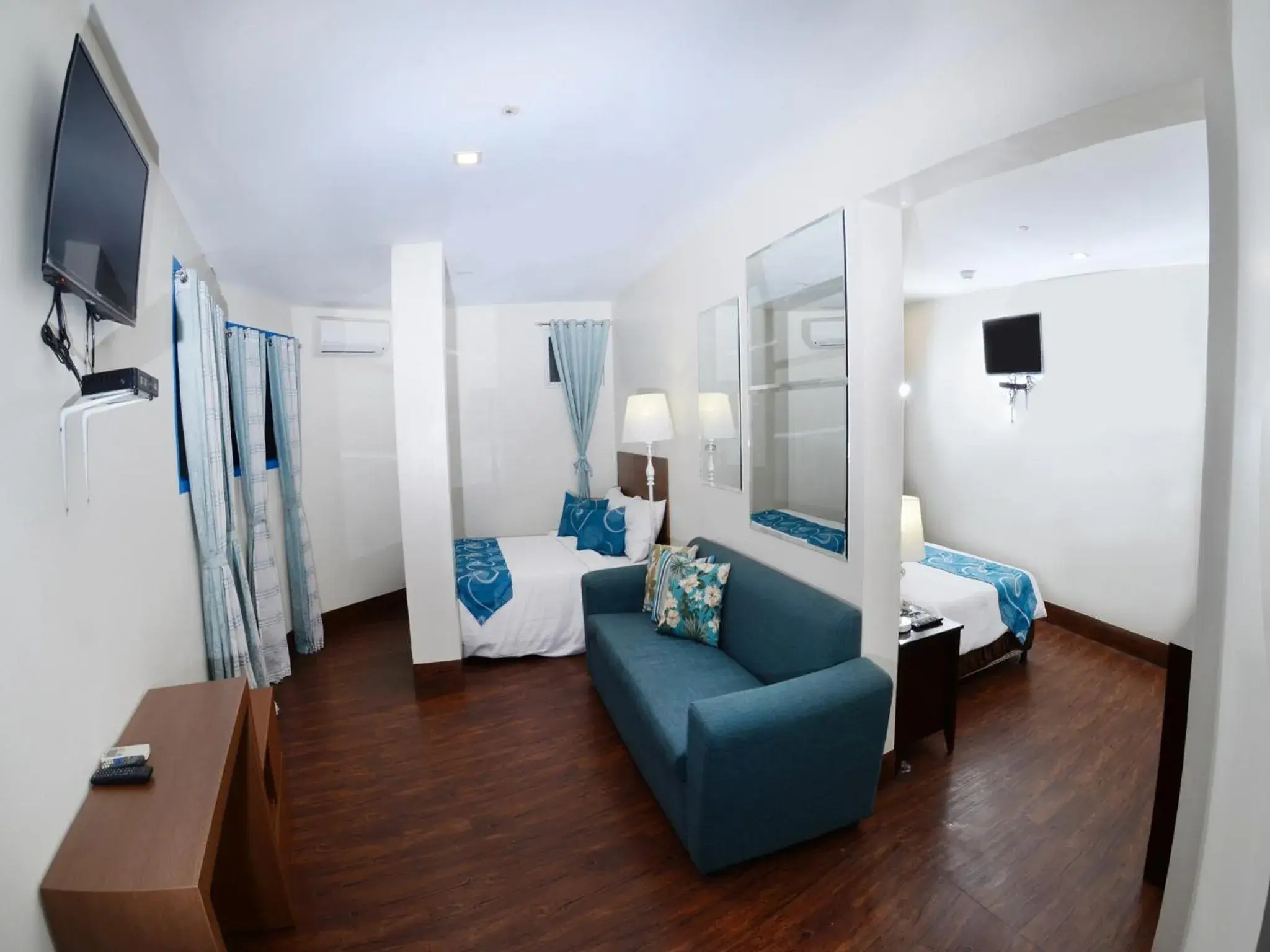 Photo of the whole room, Seating Area in Skyblue Hotel