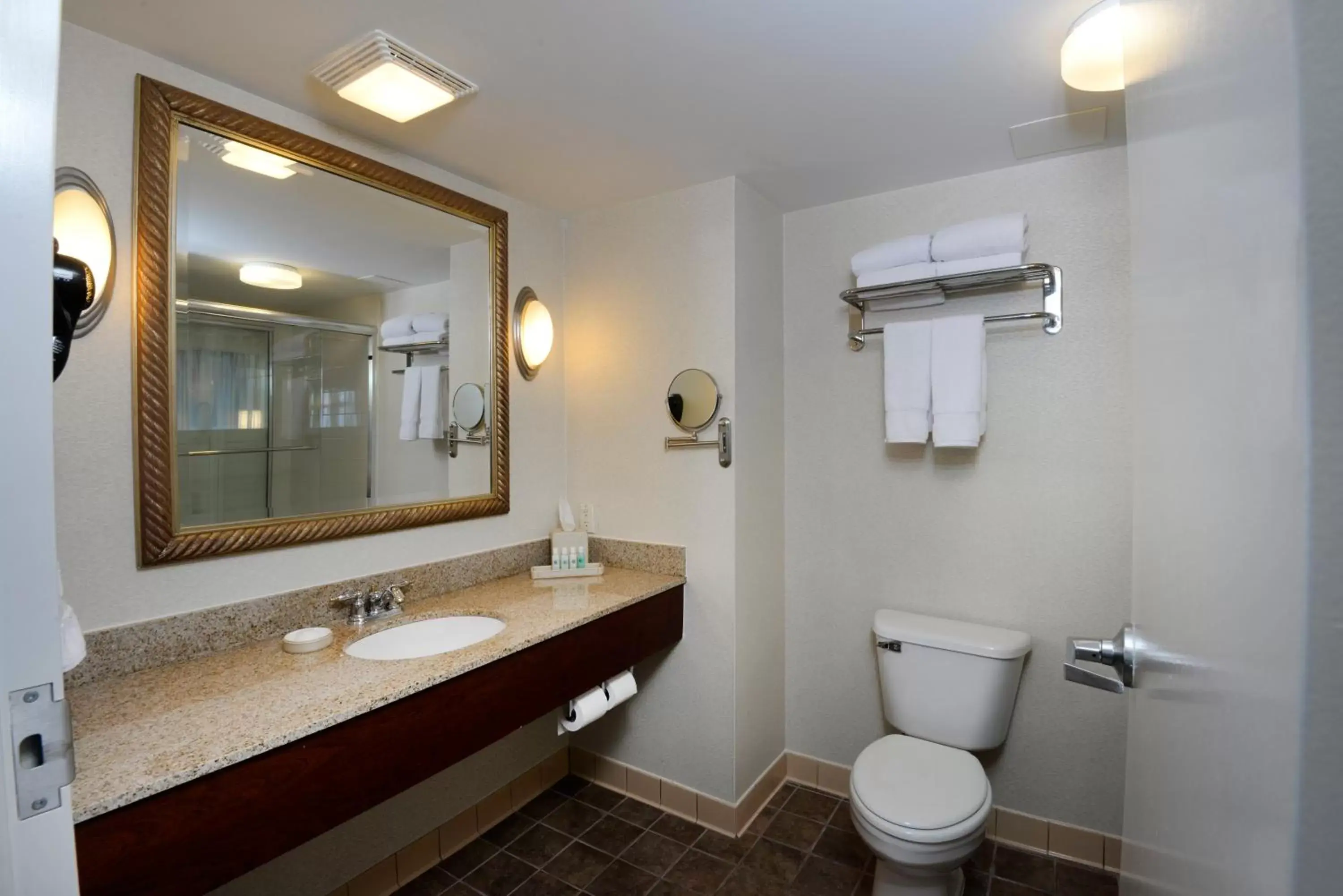 Bathroom in Rod 'N' Reel Resort Bathroom in Rod 'N' Reel Resort