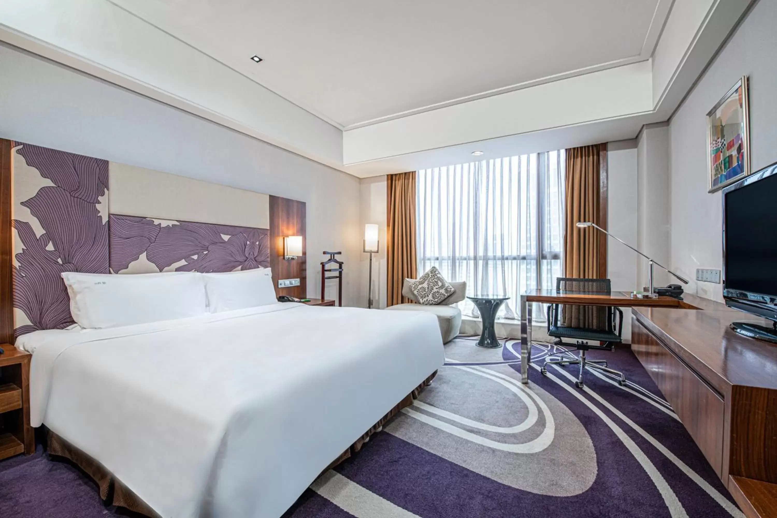 Photo of the whole room in Holiday Inn Qingdao City Center, an IHG Hotel - Shopping MALL