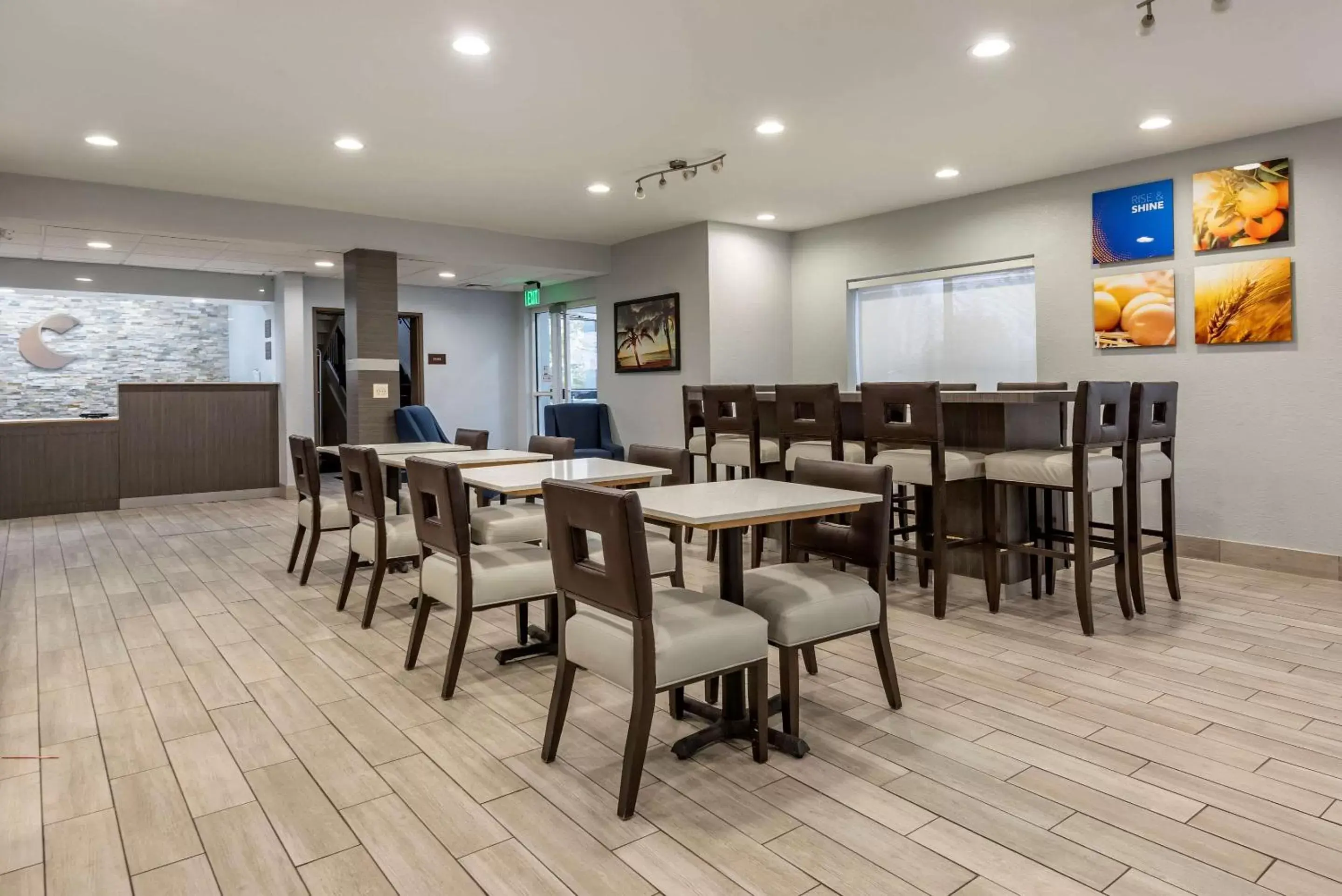 Restaurant/Places to Eat in Comfort Inn & Suites Liverpool-Clay