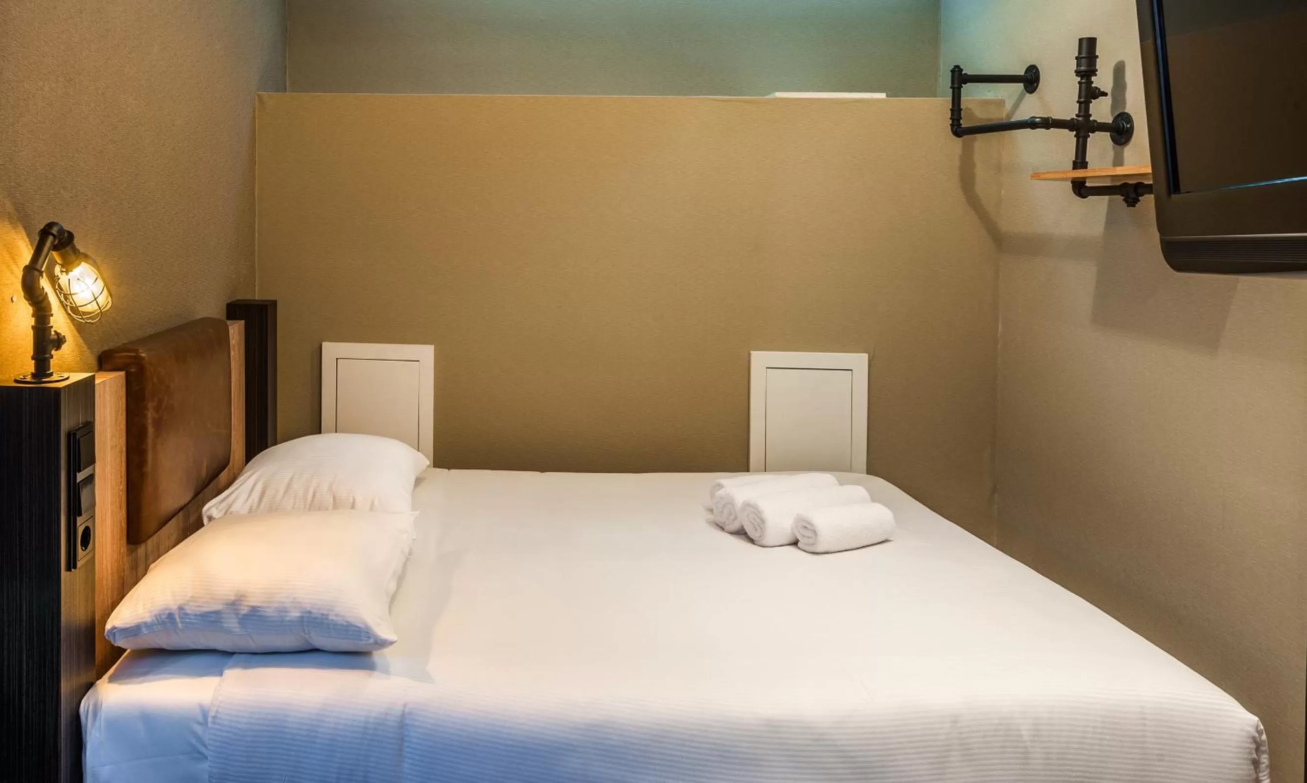 Photo of the whole room, Bed in The Alfred Hotel