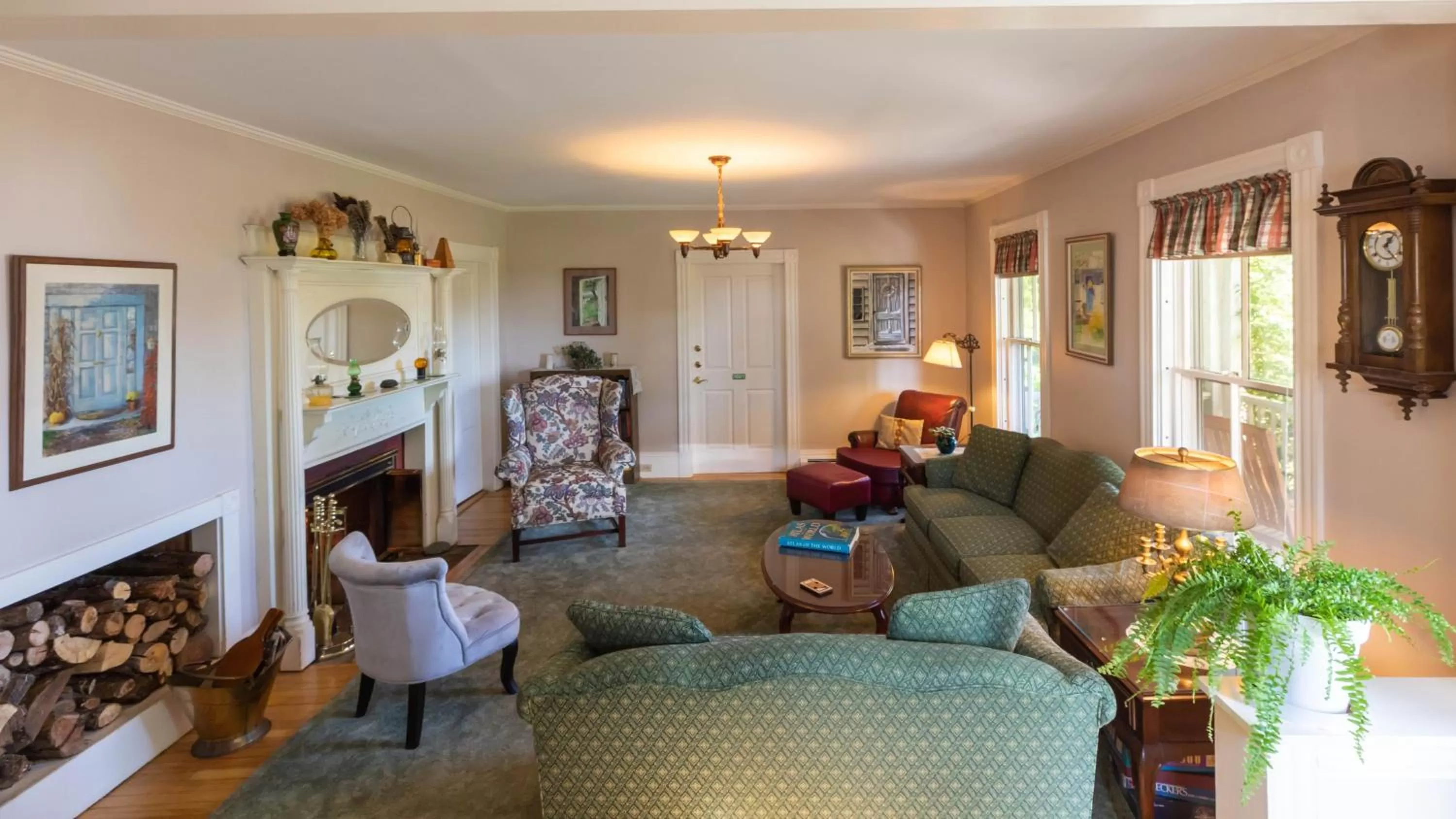 Communal lounge/ TV room in Maple Hill Farm Inn