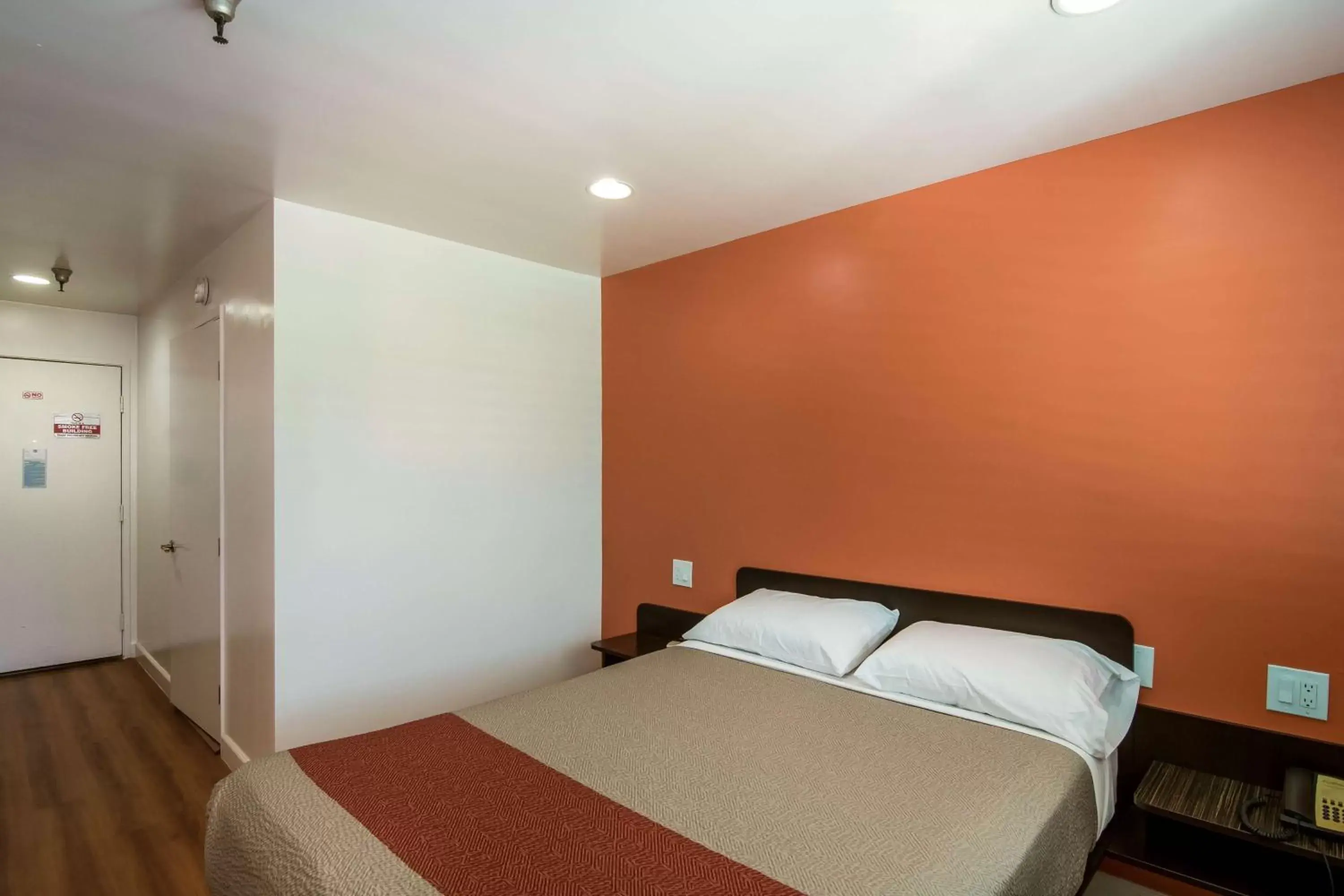 Photo of the whole room, Bed in Motel 6 Monterey Park