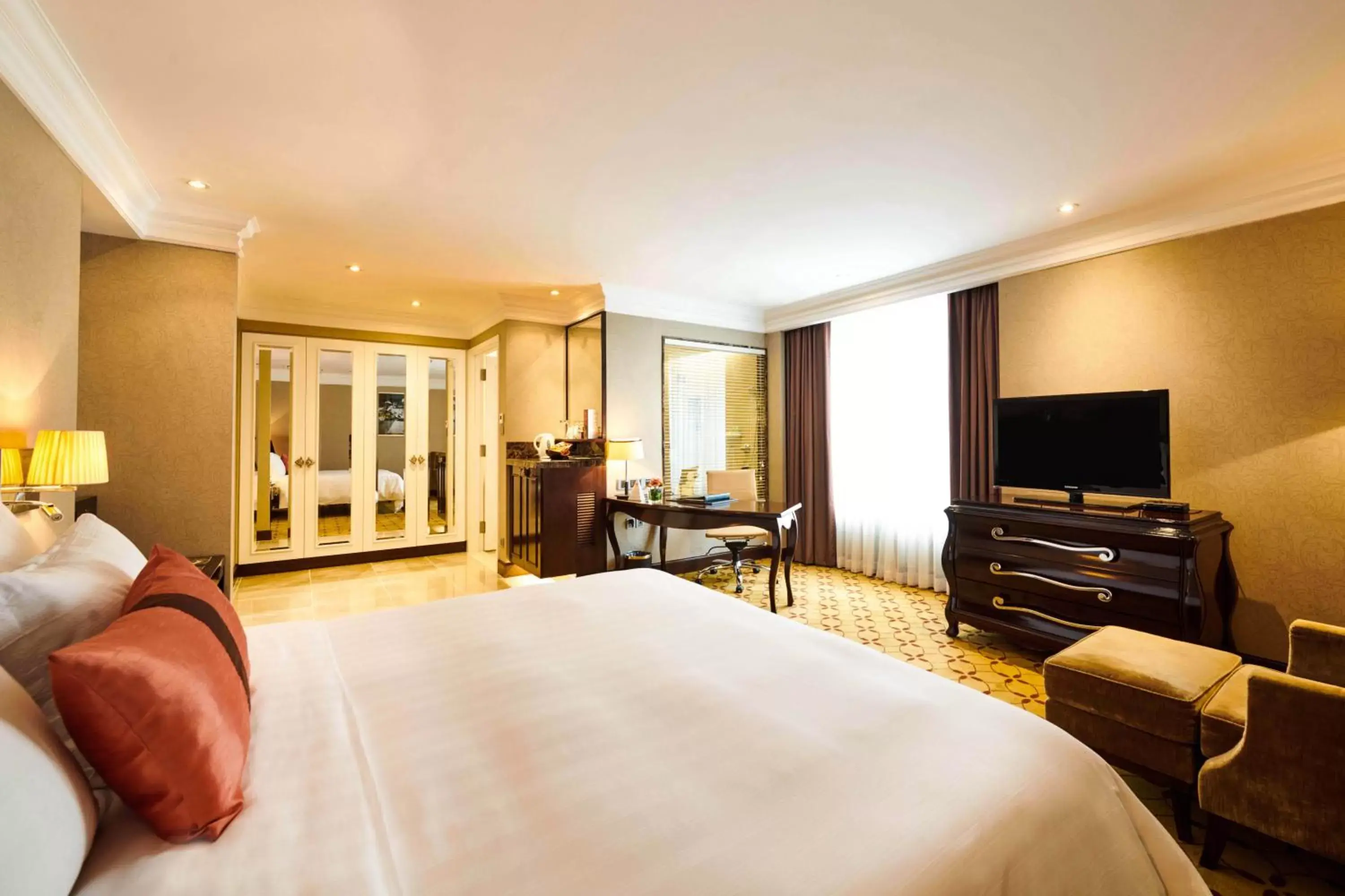 Bed, TV/Entertainment Center in Eastin Grand Hotel Saigon