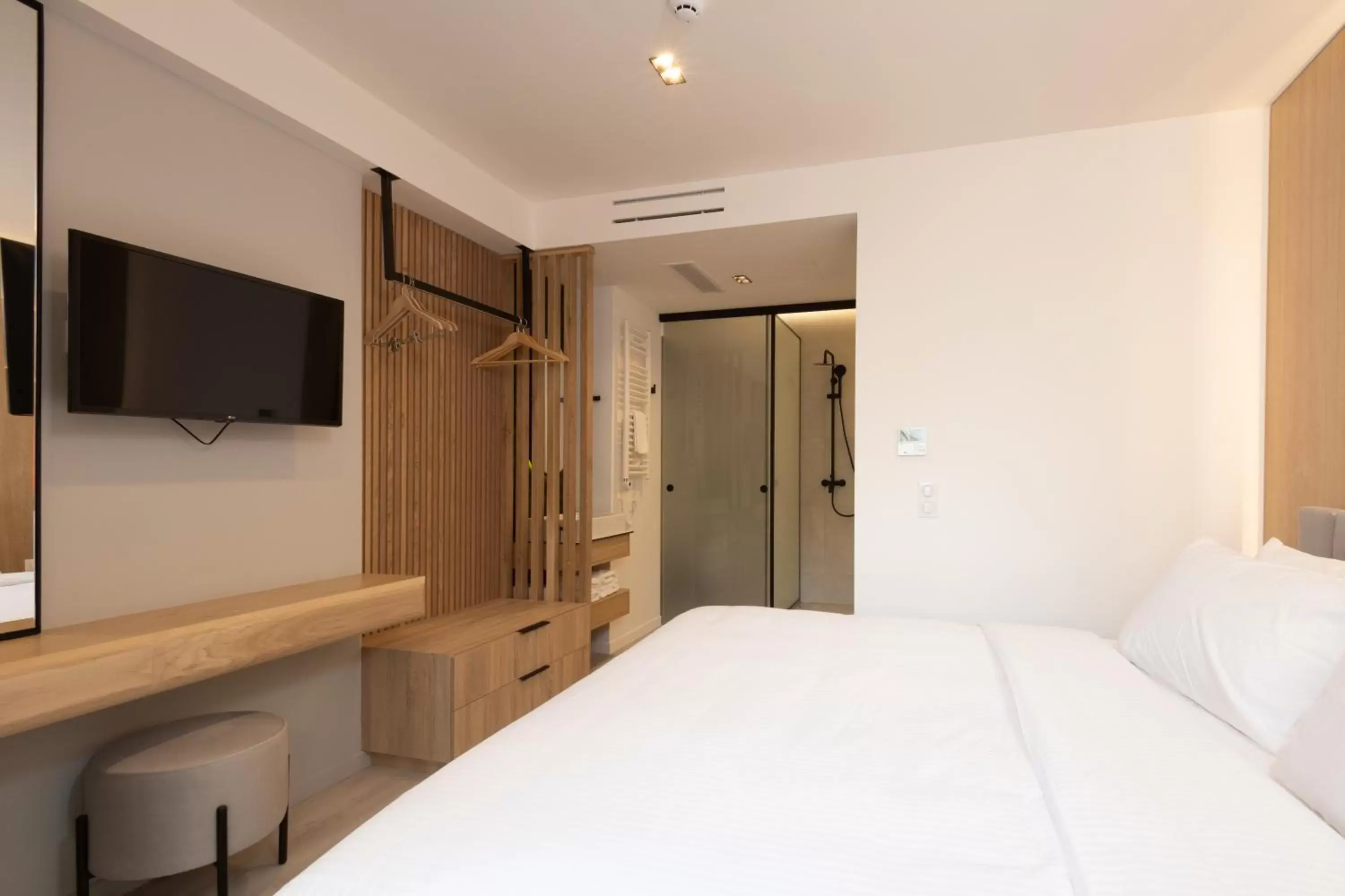 Shower, Bed in LUX&EASY Athens Metro Suites