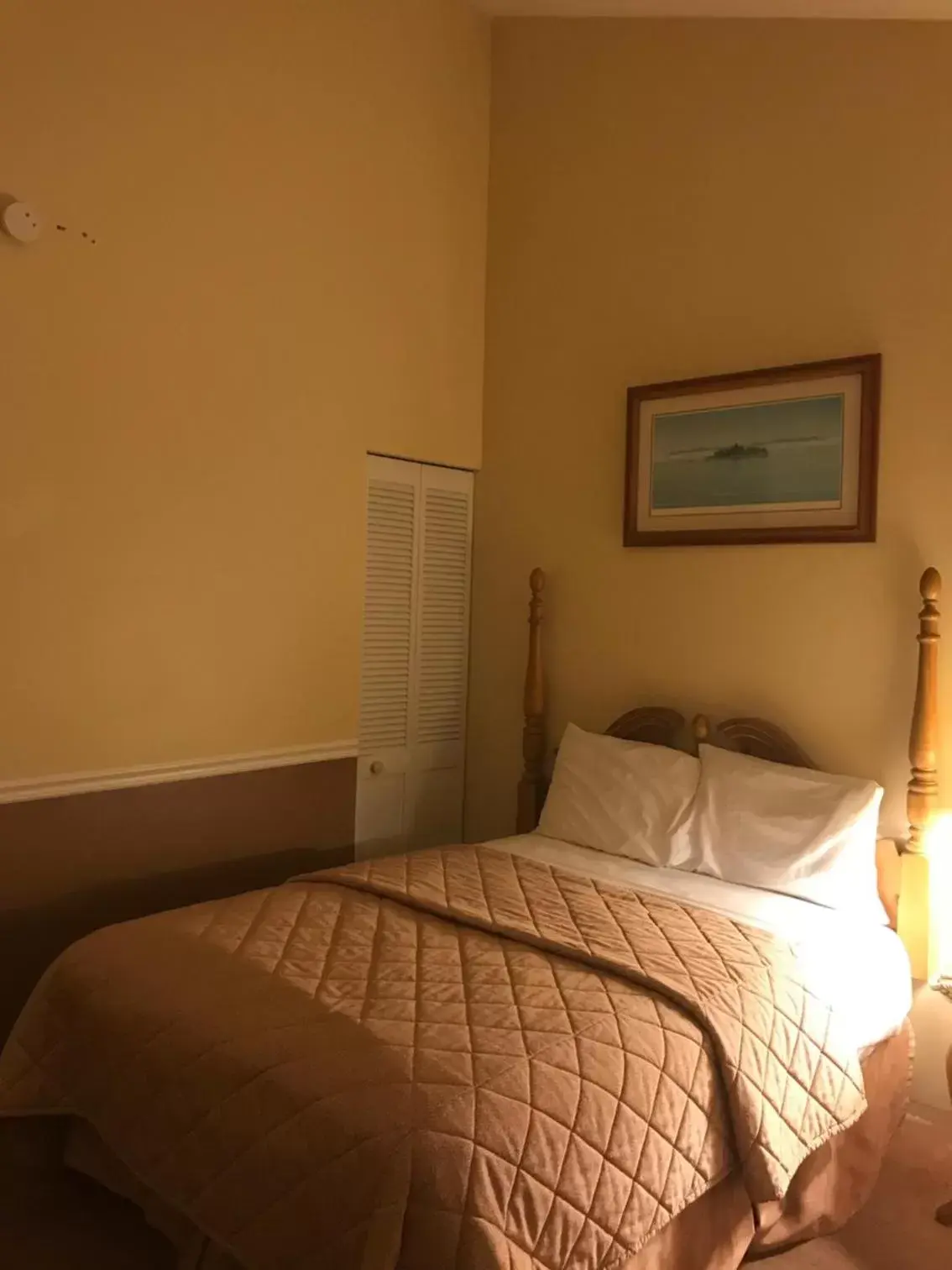 Bed in Riveredge Resort Hotel