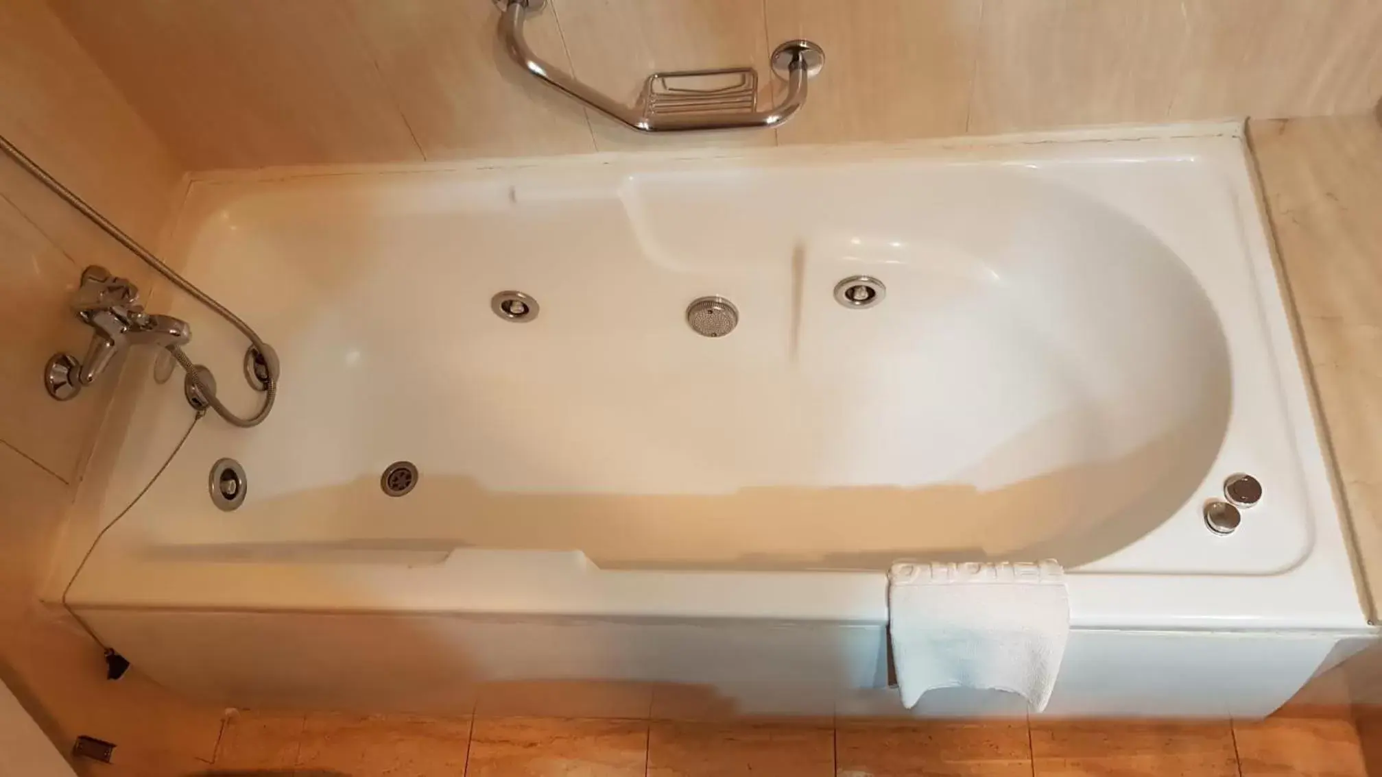 Hot Tub, Bathroom in Eco Via Lusitana