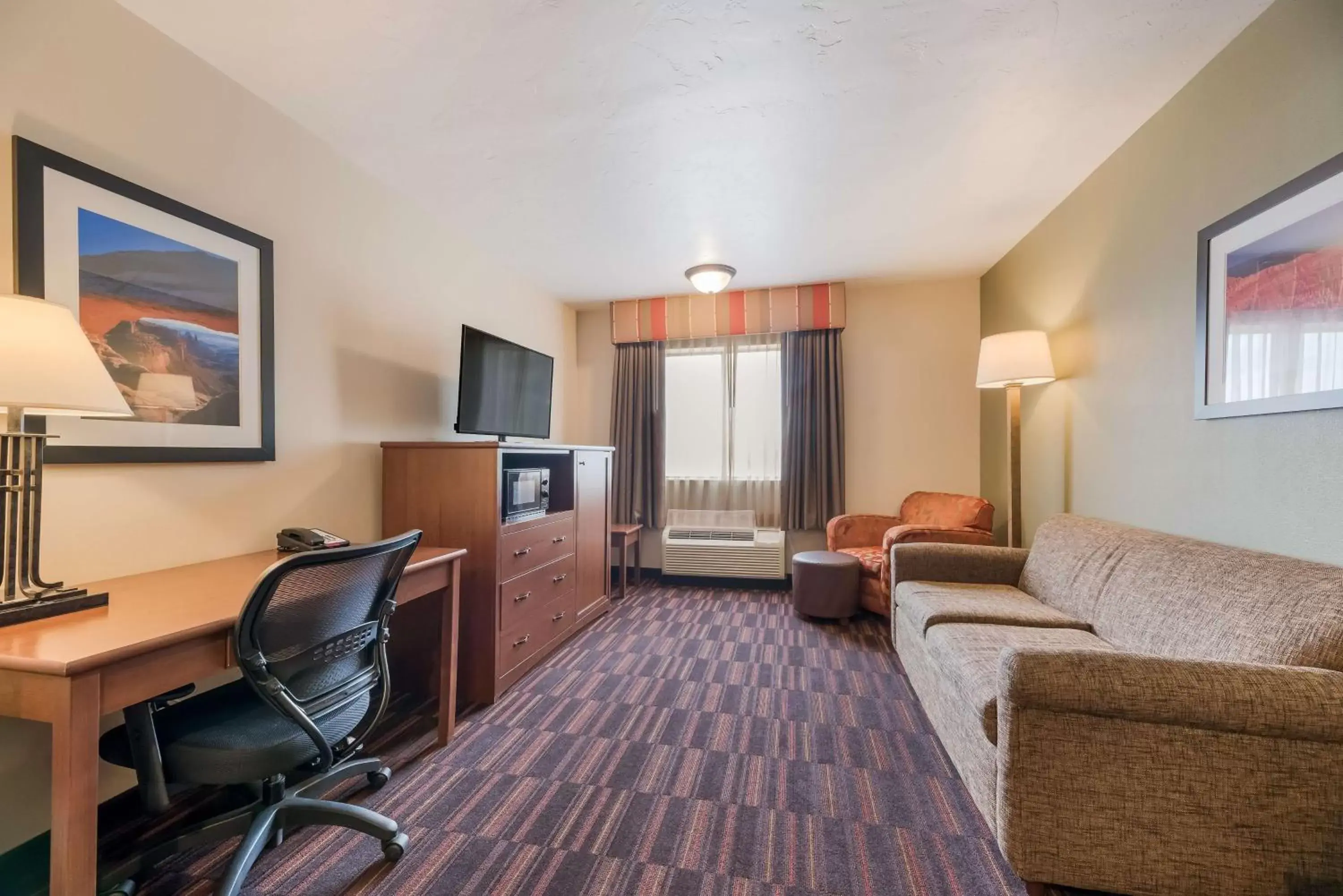 Bedroom, Seating Area in Best Western Town and Country Inn