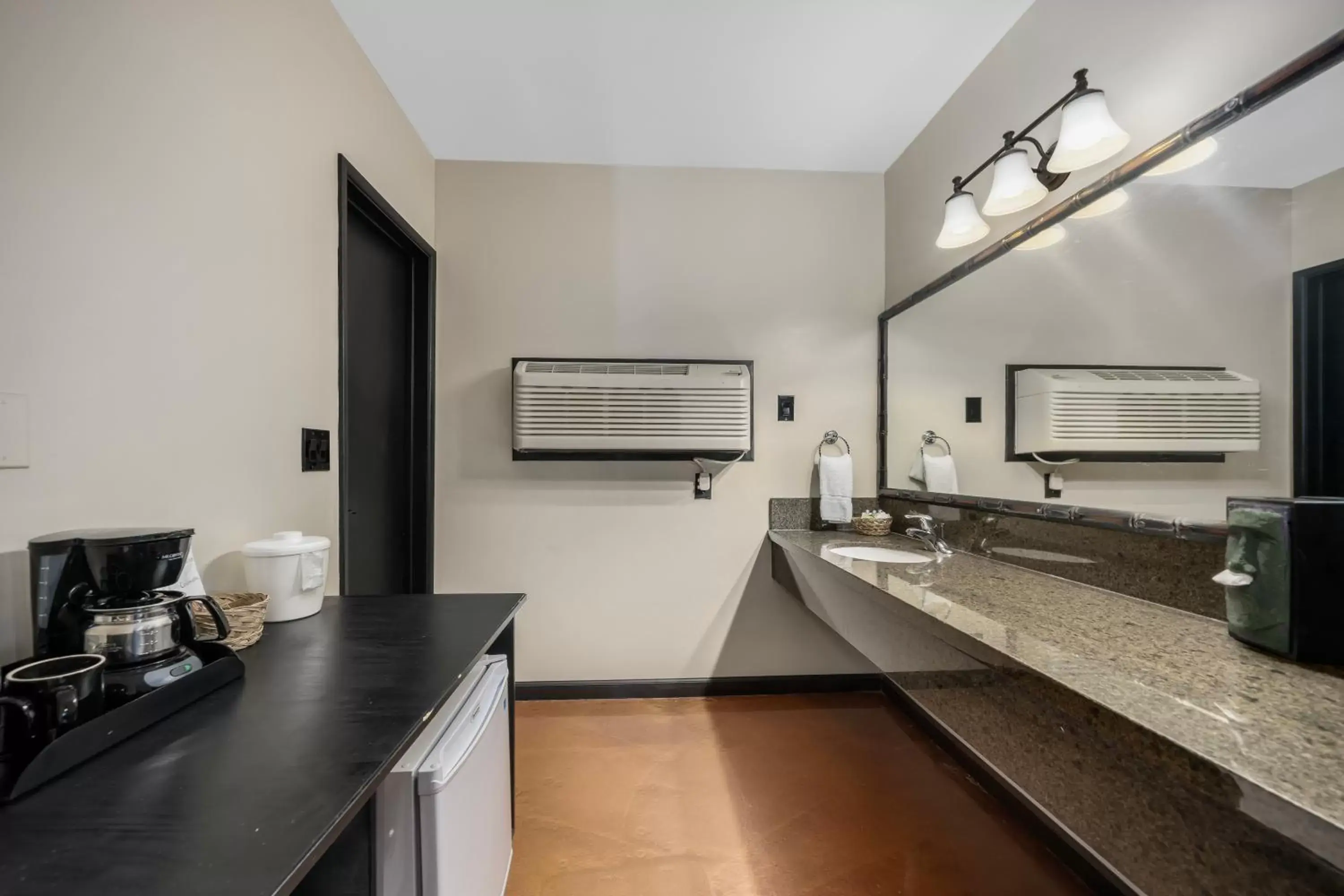 Bathroom, Kitchen/Kitchenette in Caliente Tropics