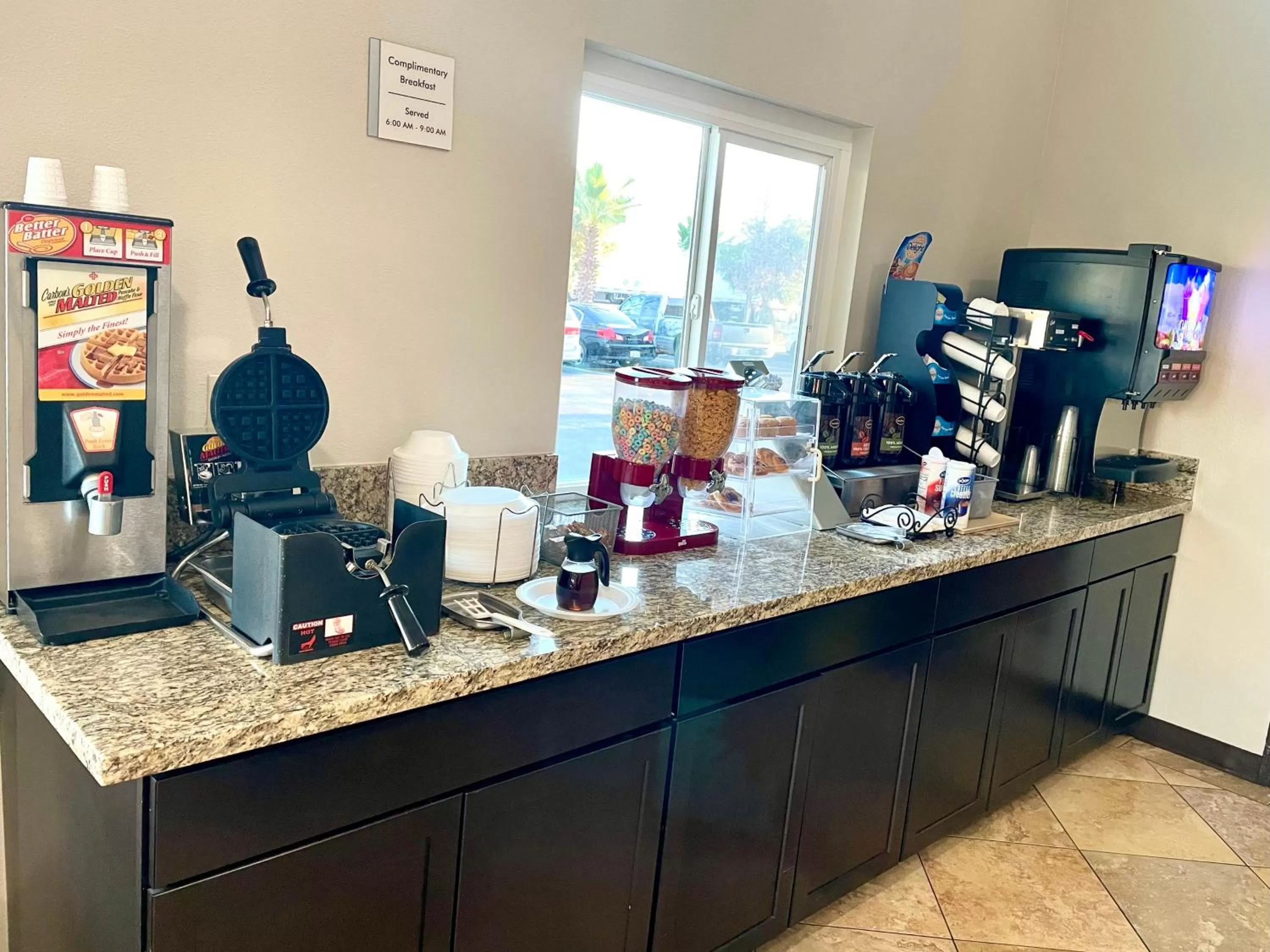 Coffee/tea facilities in Econo Lodge Inn & Suites Corning Travel Center